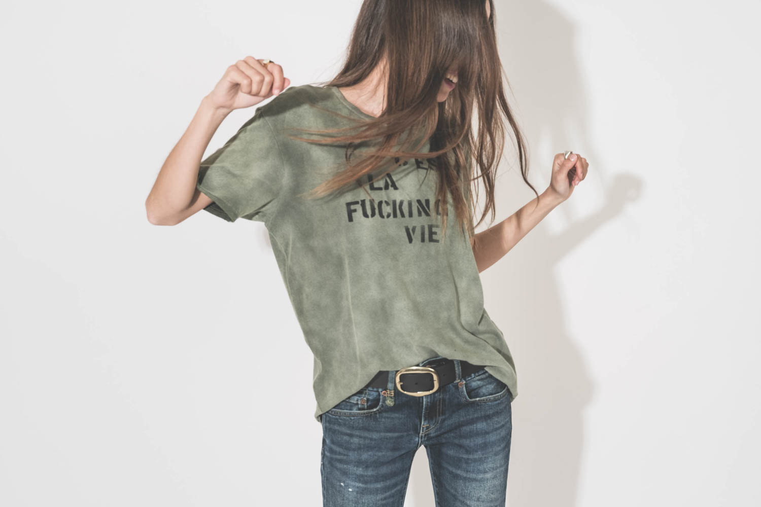 Ceinture large en cuir noir boucle effet laiton doré Dara Isabel Marant. Porté avec un jean taille basse Boy Straight R13.
