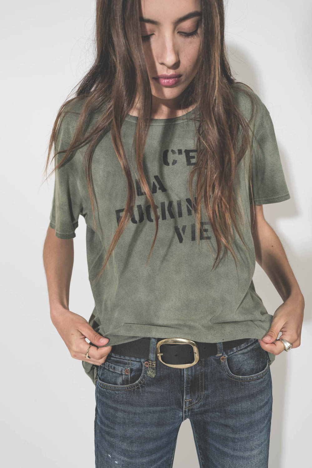 Ceinture large en cuir noir boucle effet laiton doré Dara Isabel Marant. Porté avec un jean taille basse R13. Détail de la boucle.