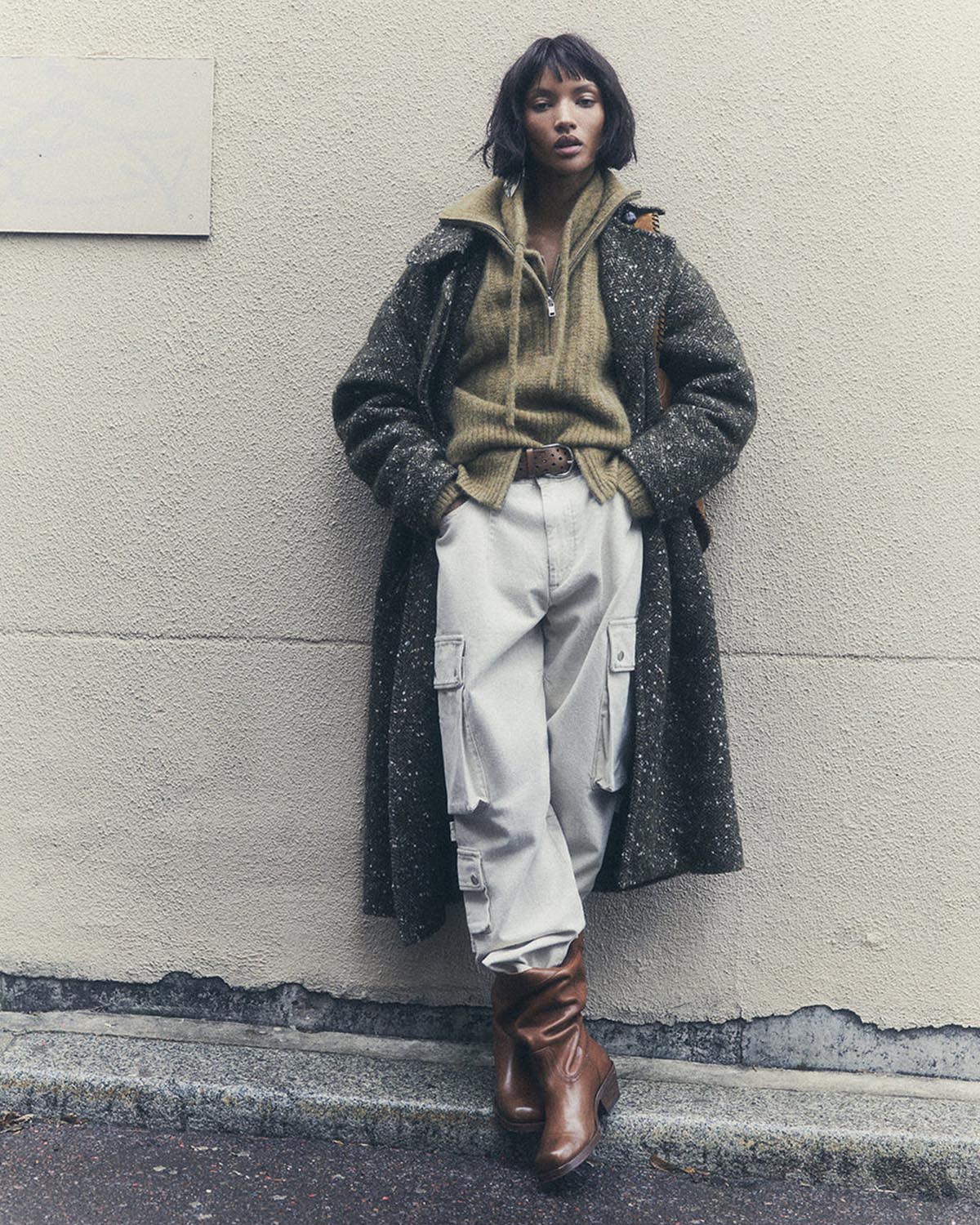 Ceinture en cuir kaki perforé Klaudia Isabel Marant. Porté avec un pantalon écru et un pull kaki clair.