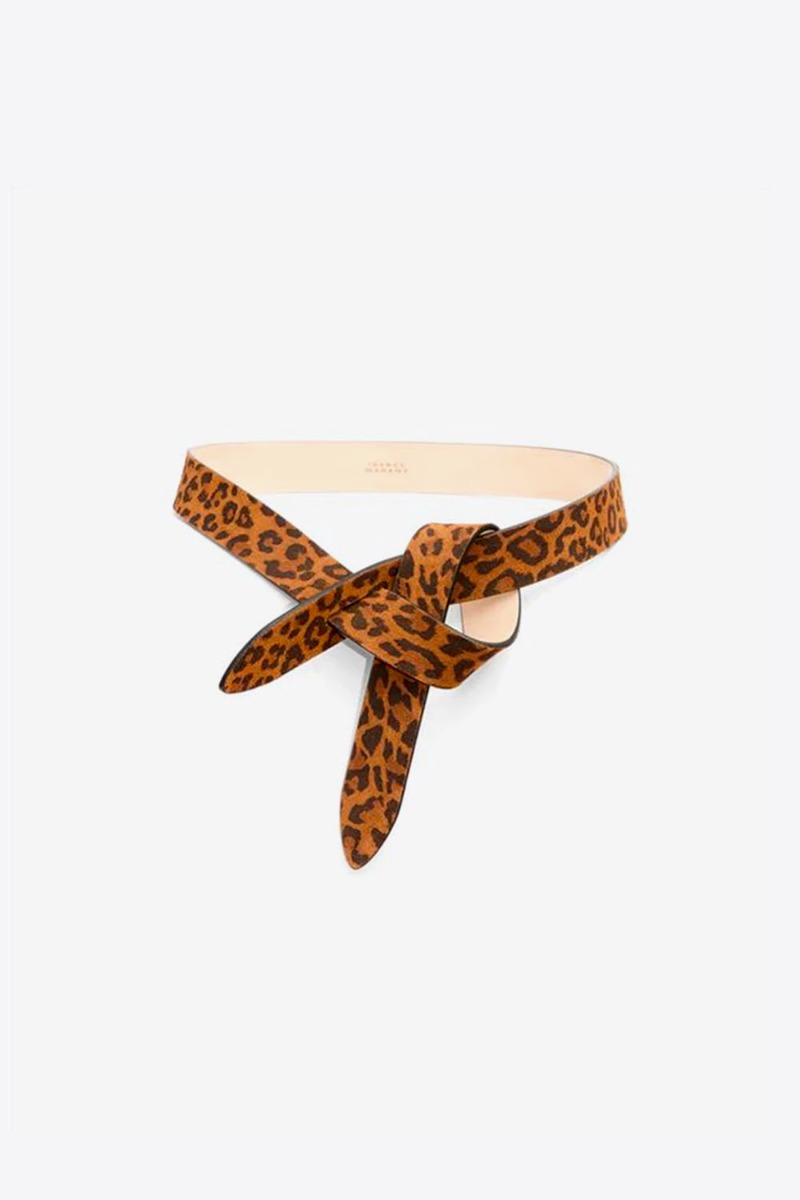 Produit Ceinture Lecce Isabel Marant en cuir suédé imprimé léopard à nouer. Détail de la fermeture. 