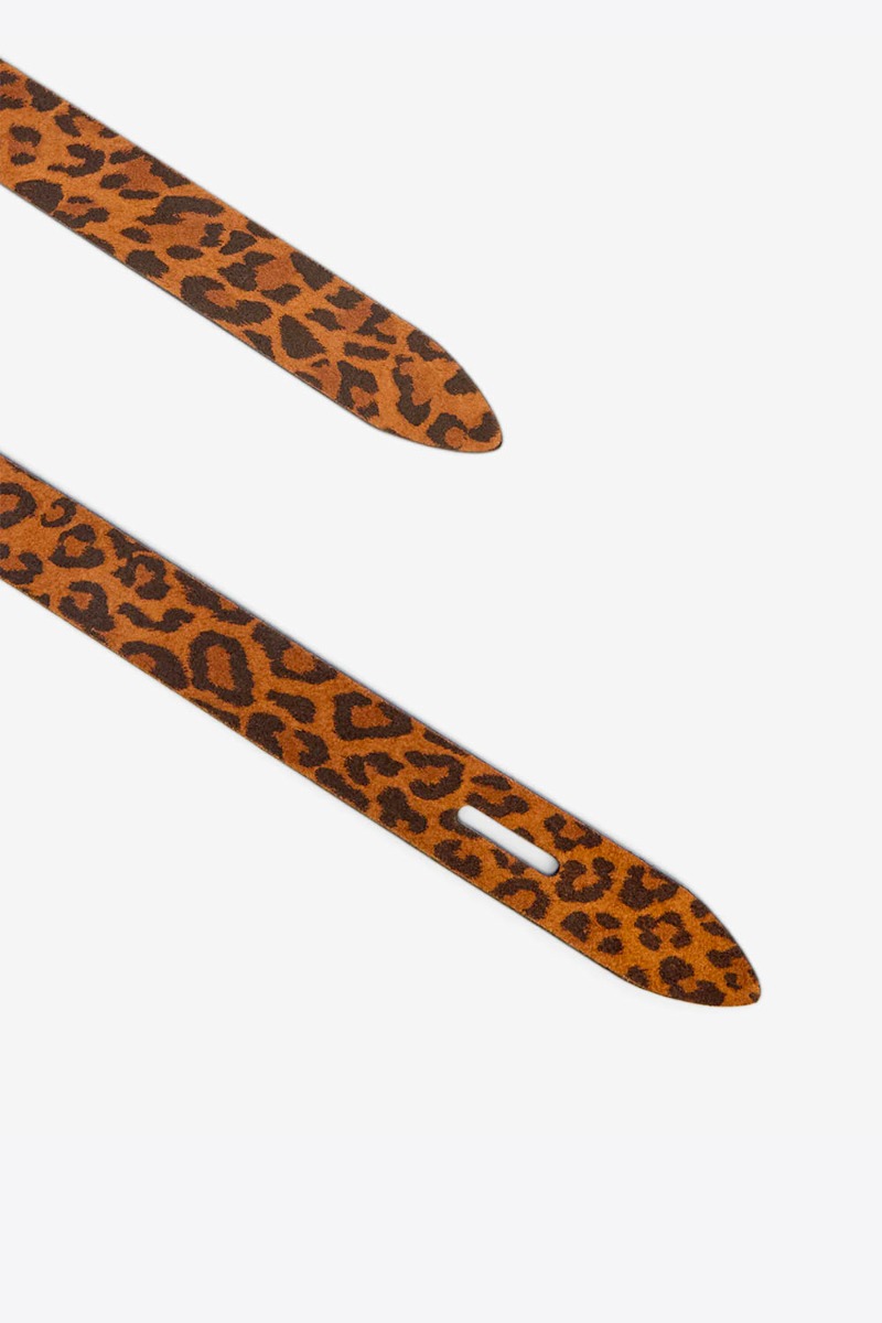 Produit Ceinture Lecce Isabel Marant en cuir suédé imprimé léopard. Détail du cuir.