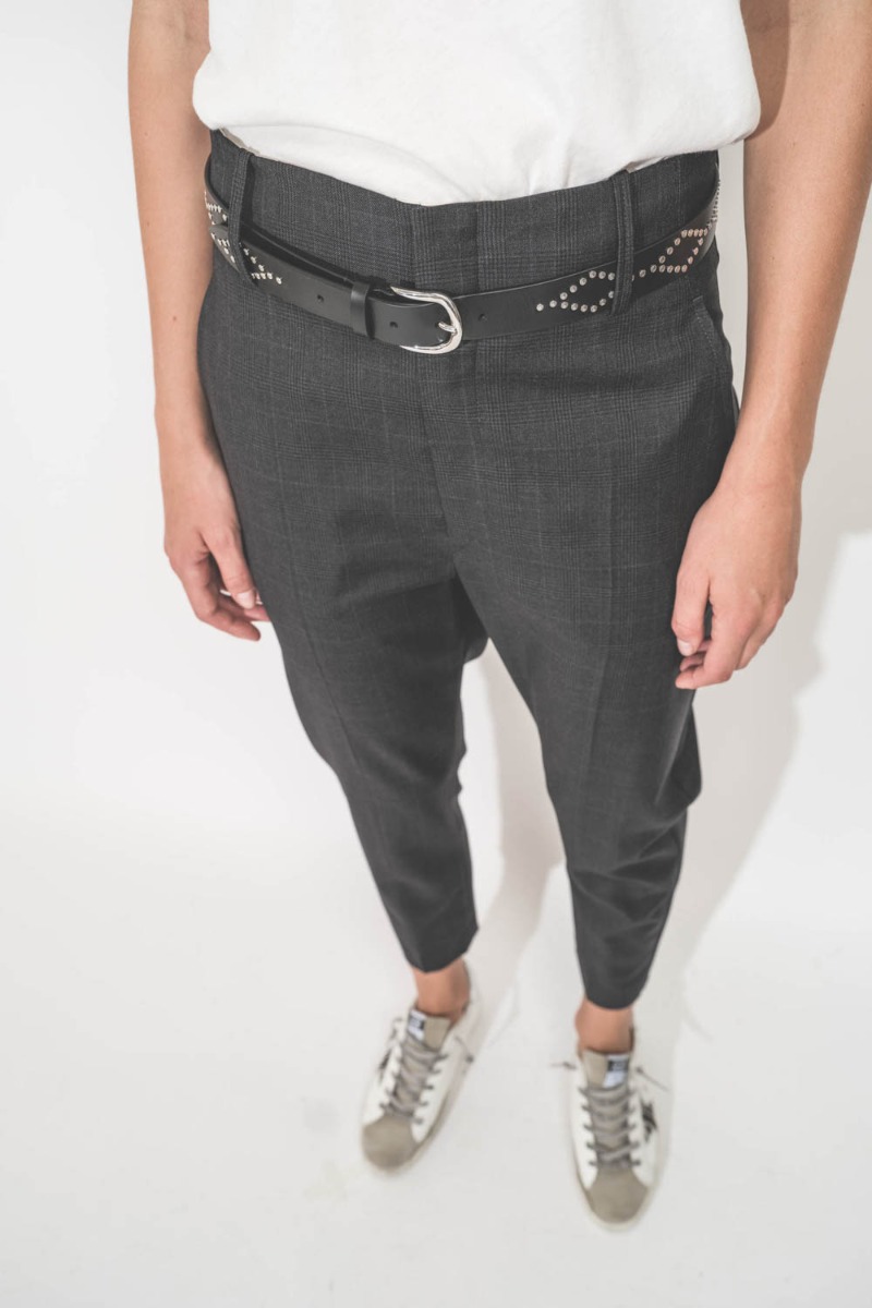 Ceinture Liliana Isabel Marant en cuir noir clouté métal argenté. Porté de face sur un pantalon masculin.