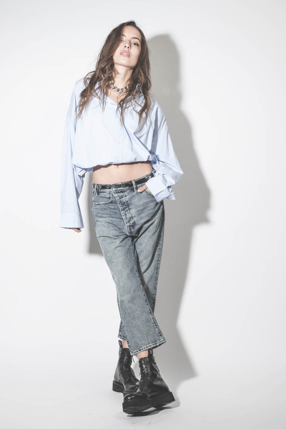 Ceinture fine en cuir noir bijoux argentés Odena Isabel Marant. Porté avec un jean baggy.