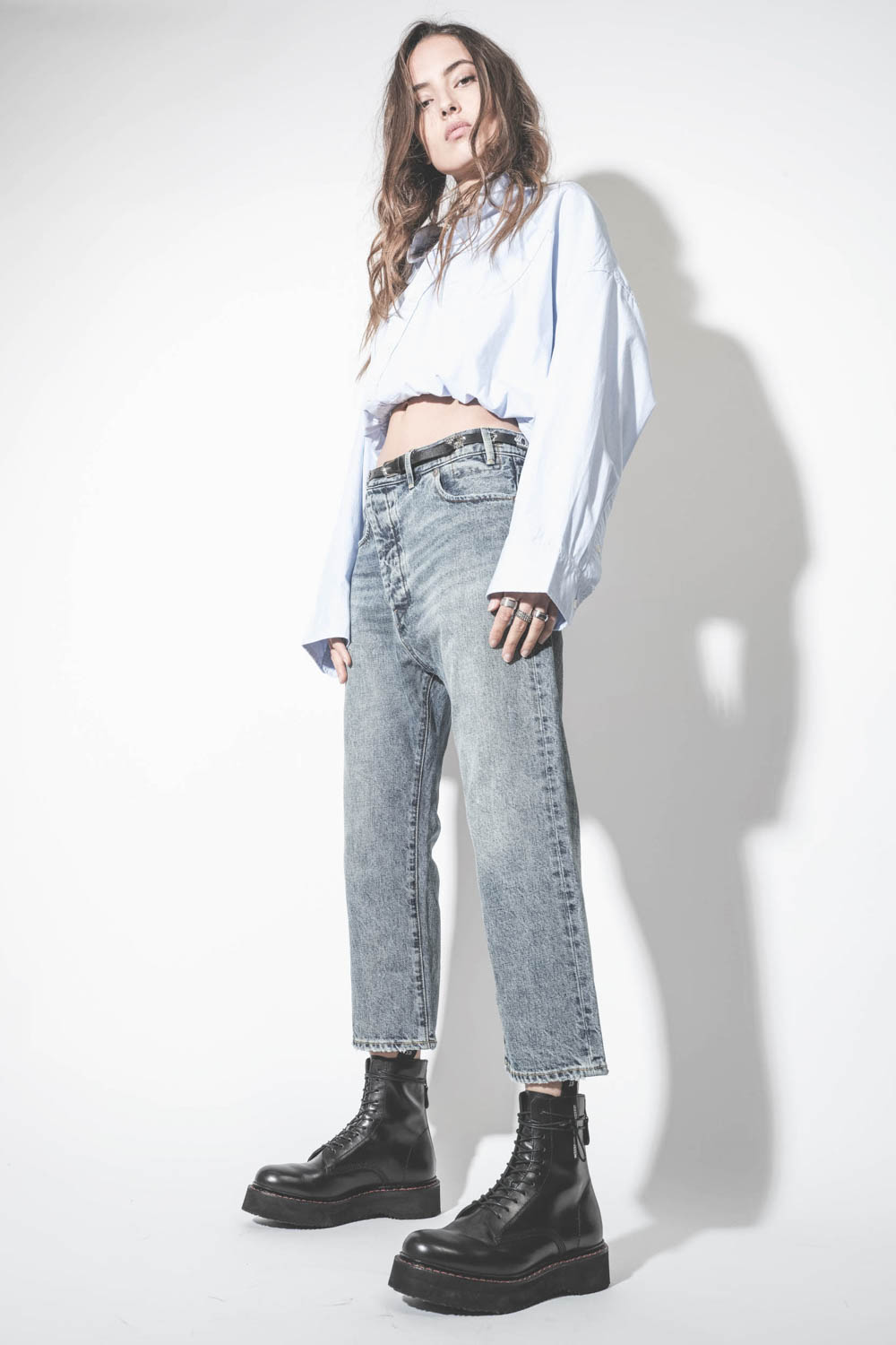 Ceinture fine en cuir noir bijoux argentés Odena Isabel Marant. Porté avec une chemise courte blousante.