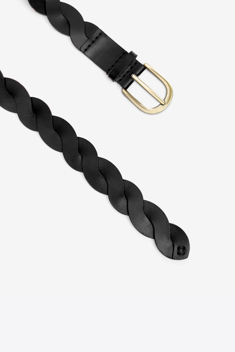Produit Ceinture Zigza Isabel Marant en cuir noir tressé. Détail de la boucle finition en métal doré.