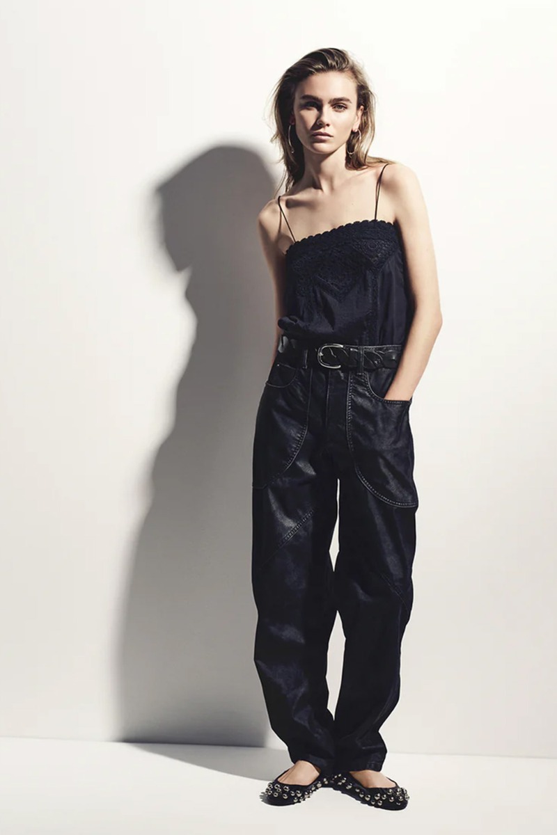 Produit Ceinture Zigza Isabel Marant en cuir noir tressé. Porté avec un pantalon taille haute.