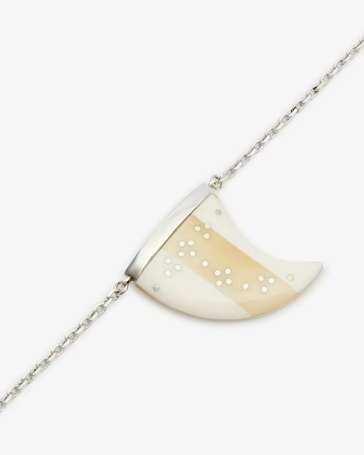 Collier avec pendentif oversize corne de buffle Ellen Isabel Marant, finitions argent&eacute;es. D&eacute;tail du pendentif.