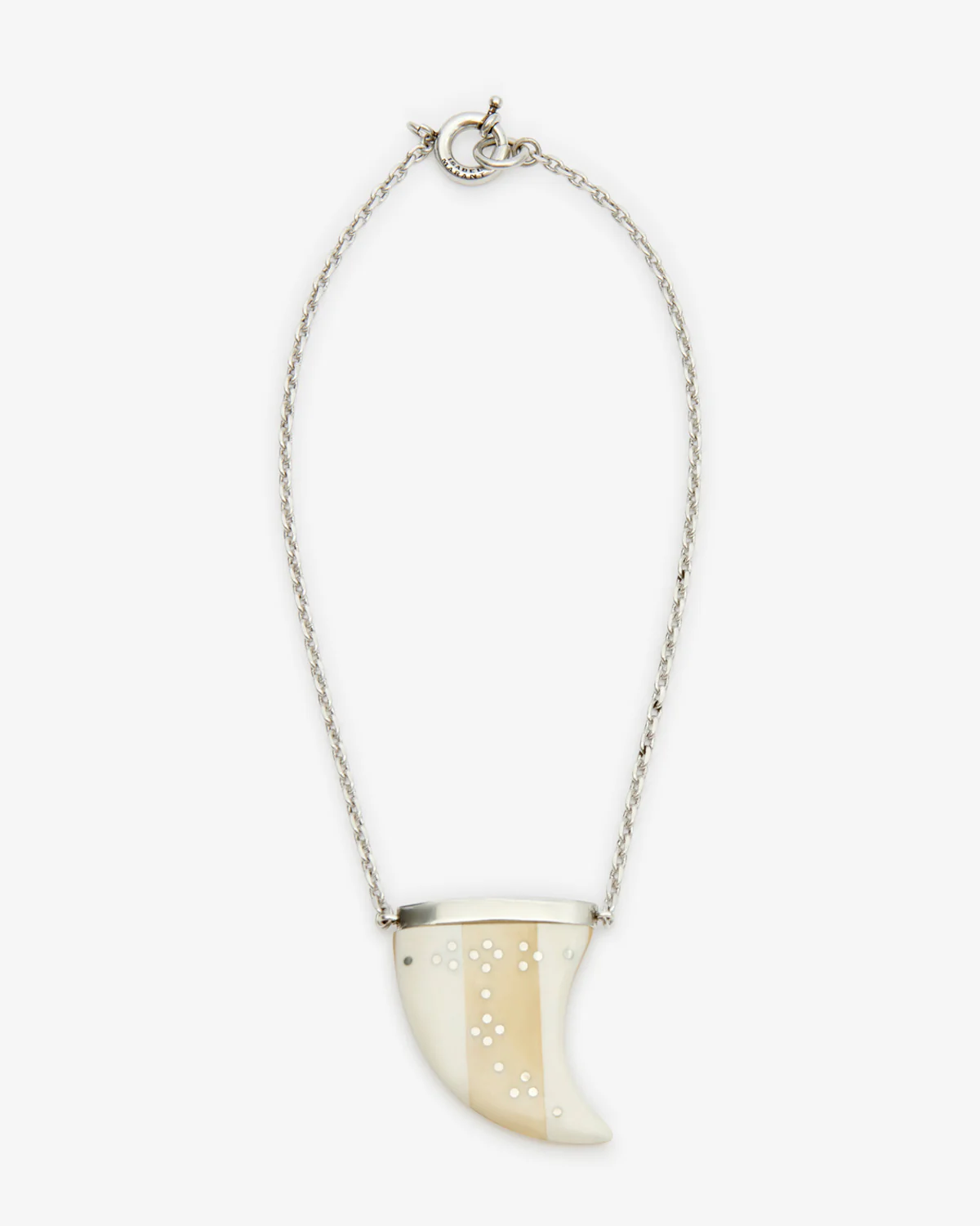 Collier avec pendentif oversize corne de buffle Ellen Isabel Marant, finitions argent&eacute;es. D&eacute;tail du fermoir classique &agrave; ressort.