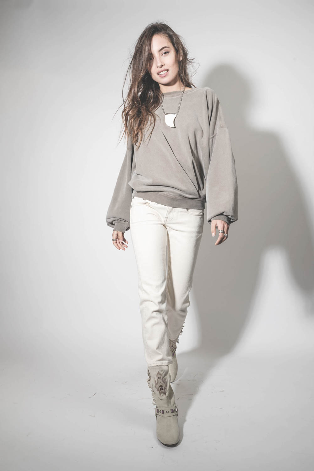 Collier oversize dent de requin en os écru sur chaine argent Ellen Isabel Marant. Porté de face. 