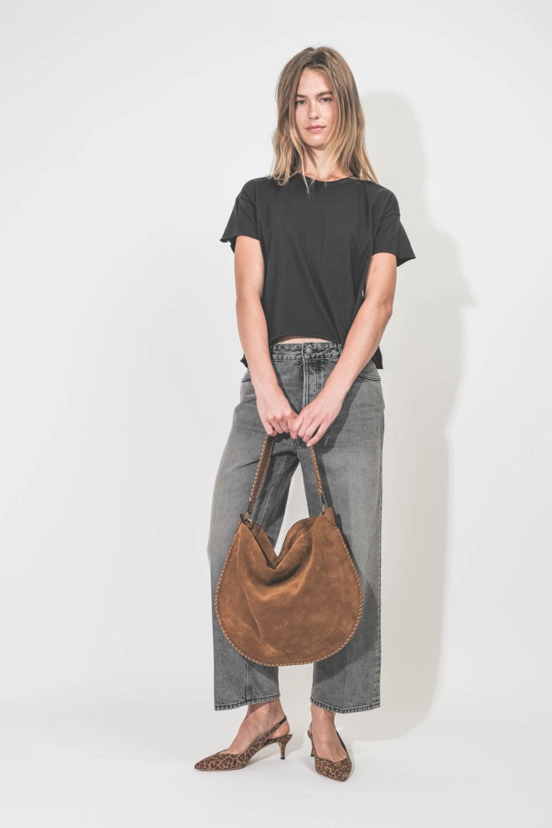 Escarpins Padim Isabel Marant en cuir suédé léopard. Porté de face avec un jean baggy. 