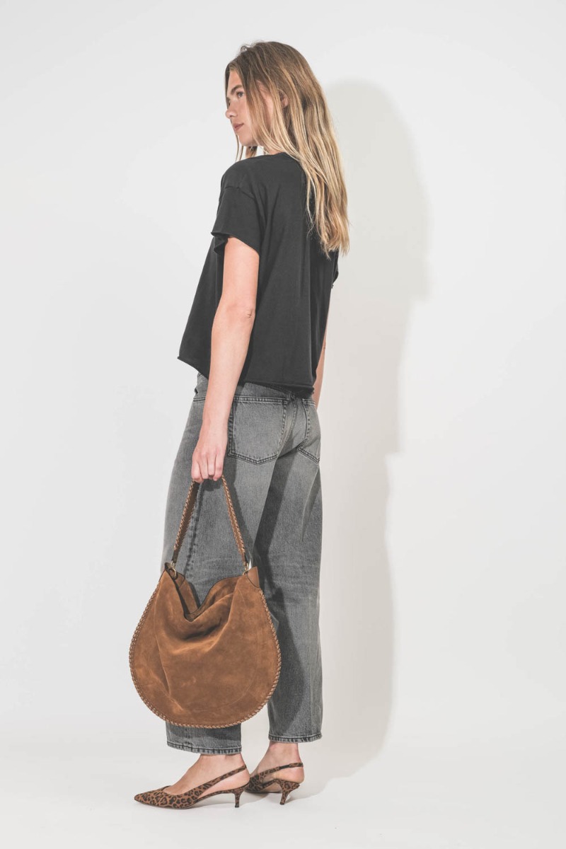 Escarpins Padim Isabel Marant en cuir suédé léopard. Porté de dos avec un jean large.