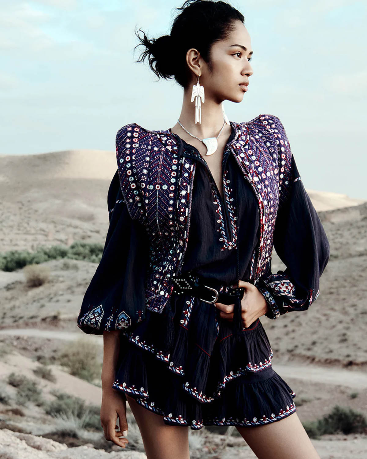 Produit Blouse manches longues en voile de coton brodée noire Fernanda Marant Etoile. Porté avec une jupe short coordonnée.