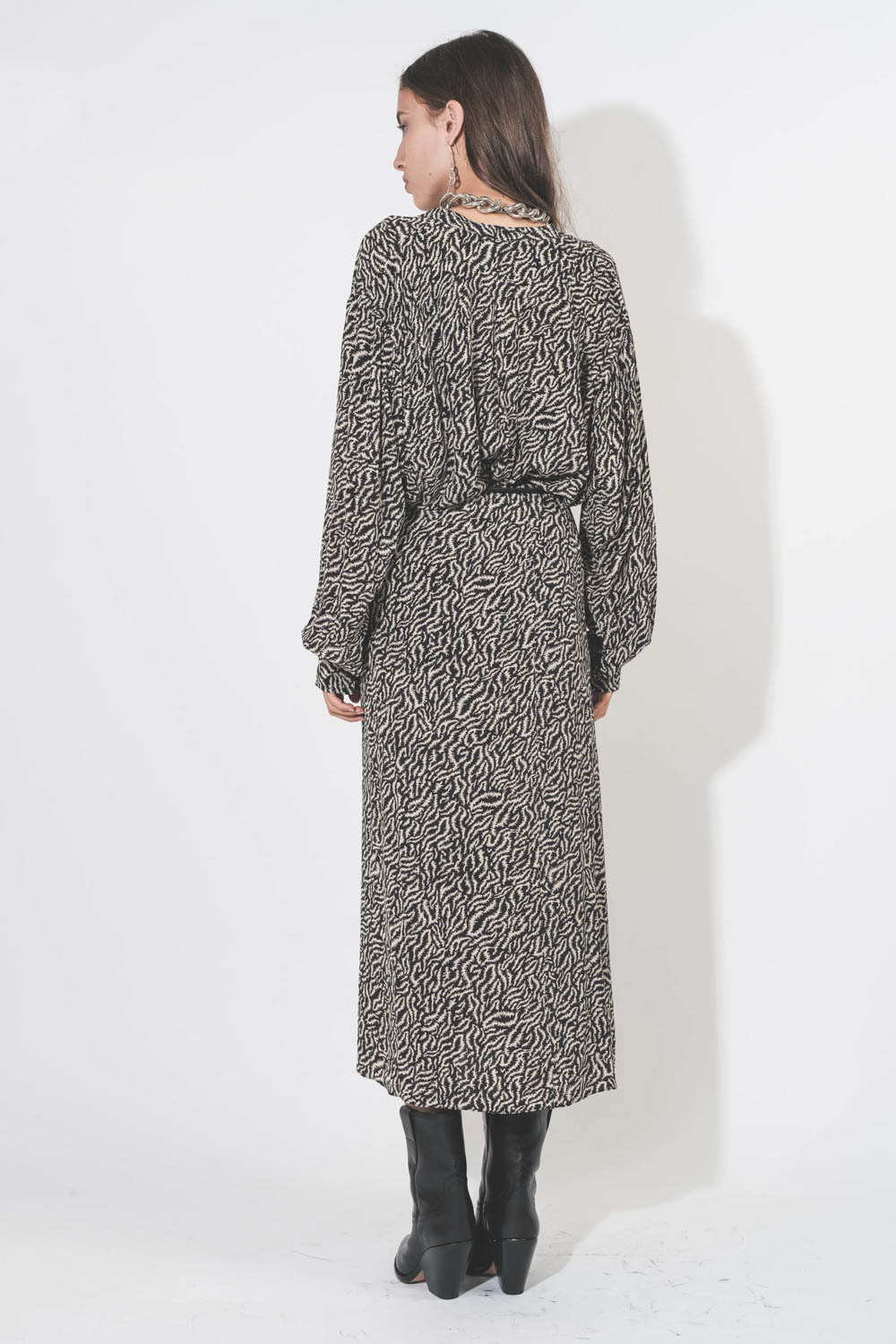 Chemise manche longue imprimé all-over écru et noir Catchell Isabel Marant Etoile. Porté de dos.