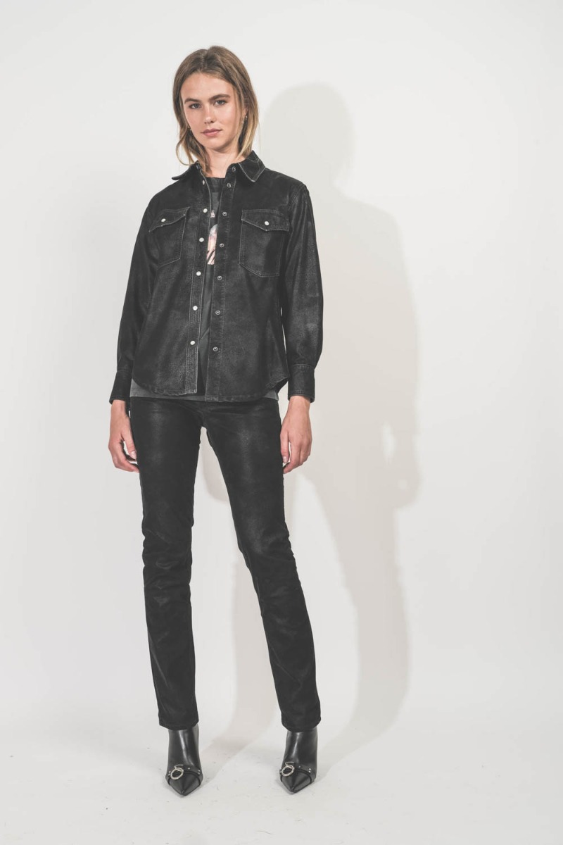 Chemise Karima Isabel Marant Etoile en faux cuir noir. Portée de face.