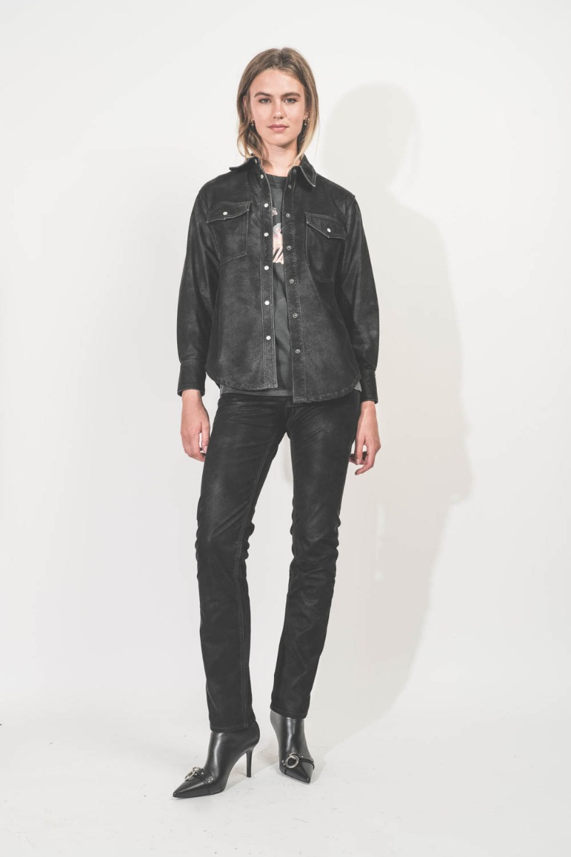 Chemise Karima Isabel Marant Etoile en faux cuir noir. Portée avec le pantalon slim assorti.