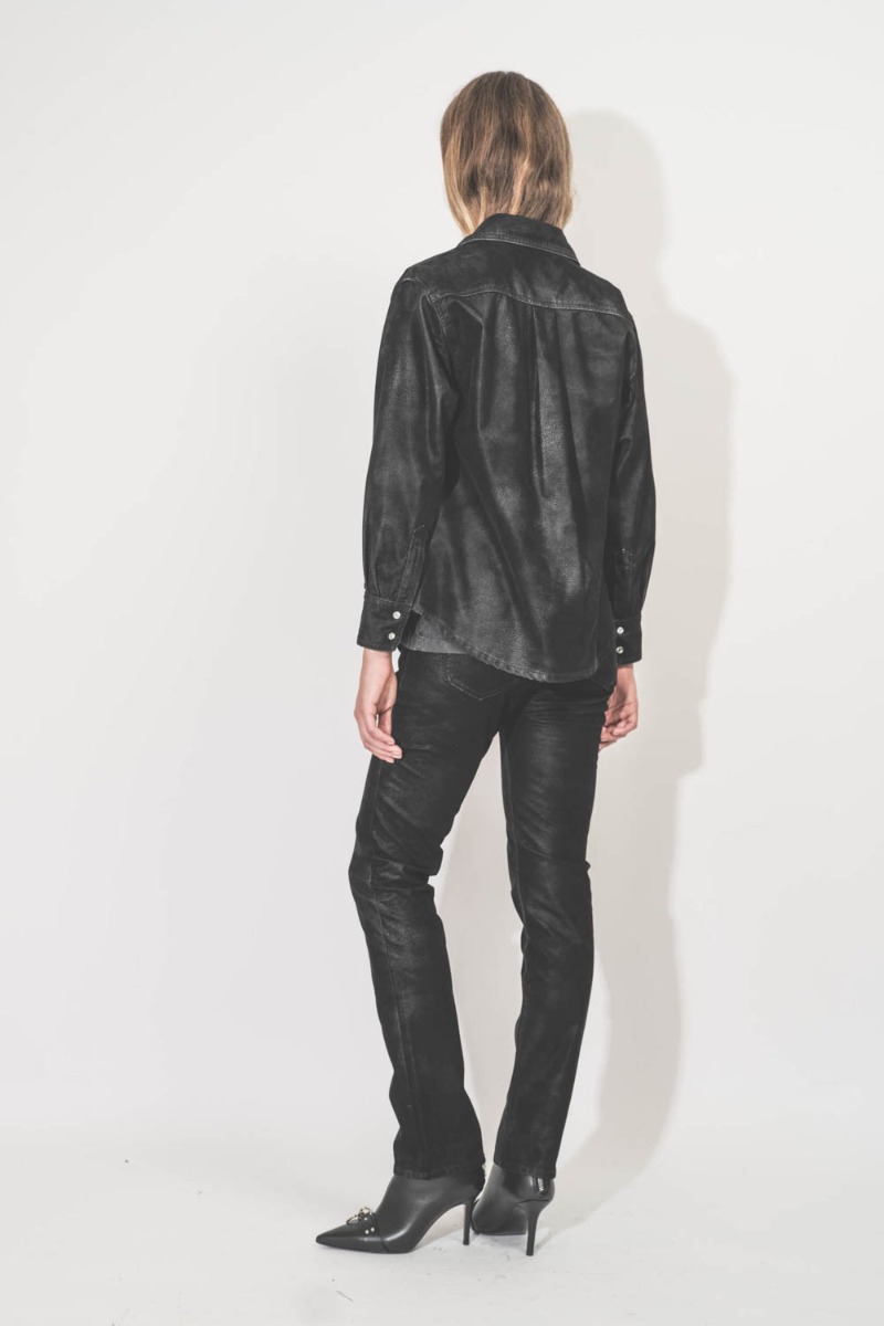 Chemise Karima Isabel Marant Etoile en faux cuir noir. Portée de dos.