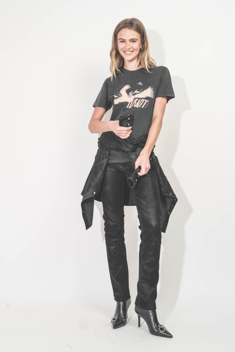 Chemise Karima Isabel Marant Étoile en faux cuir noir. Portée nouée à la taille.