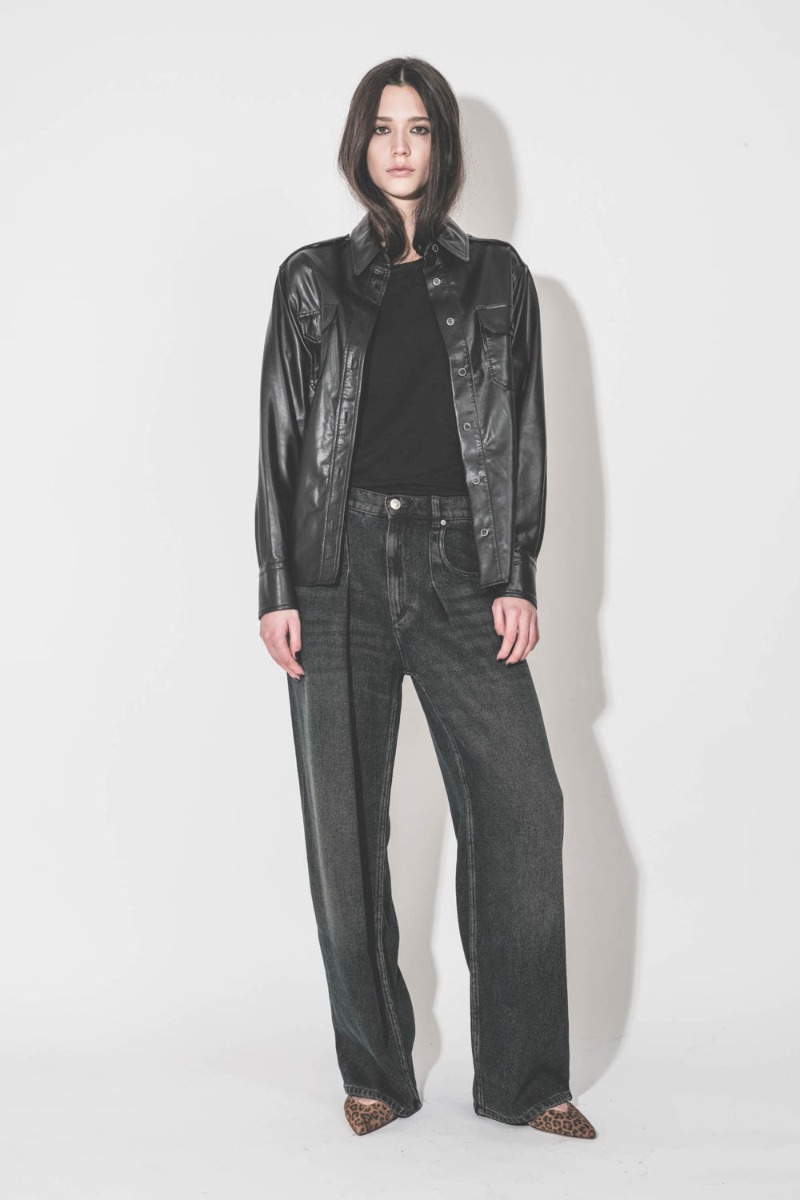 Chemise Noee Isabel Marant Étoile en sky noir, portée de face ouverte.