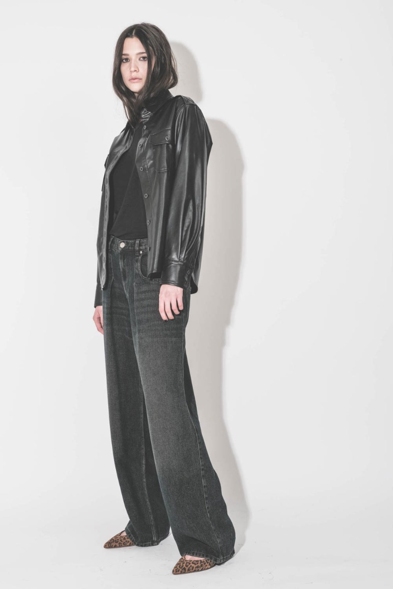 Chemise Noee Isabel Marant Étoile en sky noir, portée de profil ouverte.