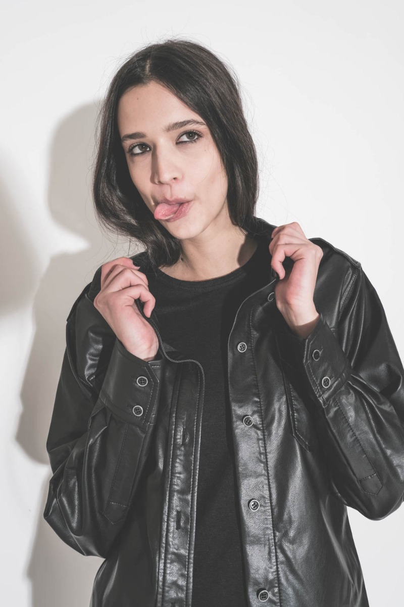 Chemise Noee Isabel Marant Étoile en sky noir. Détail des poignées droit-boutonnées.