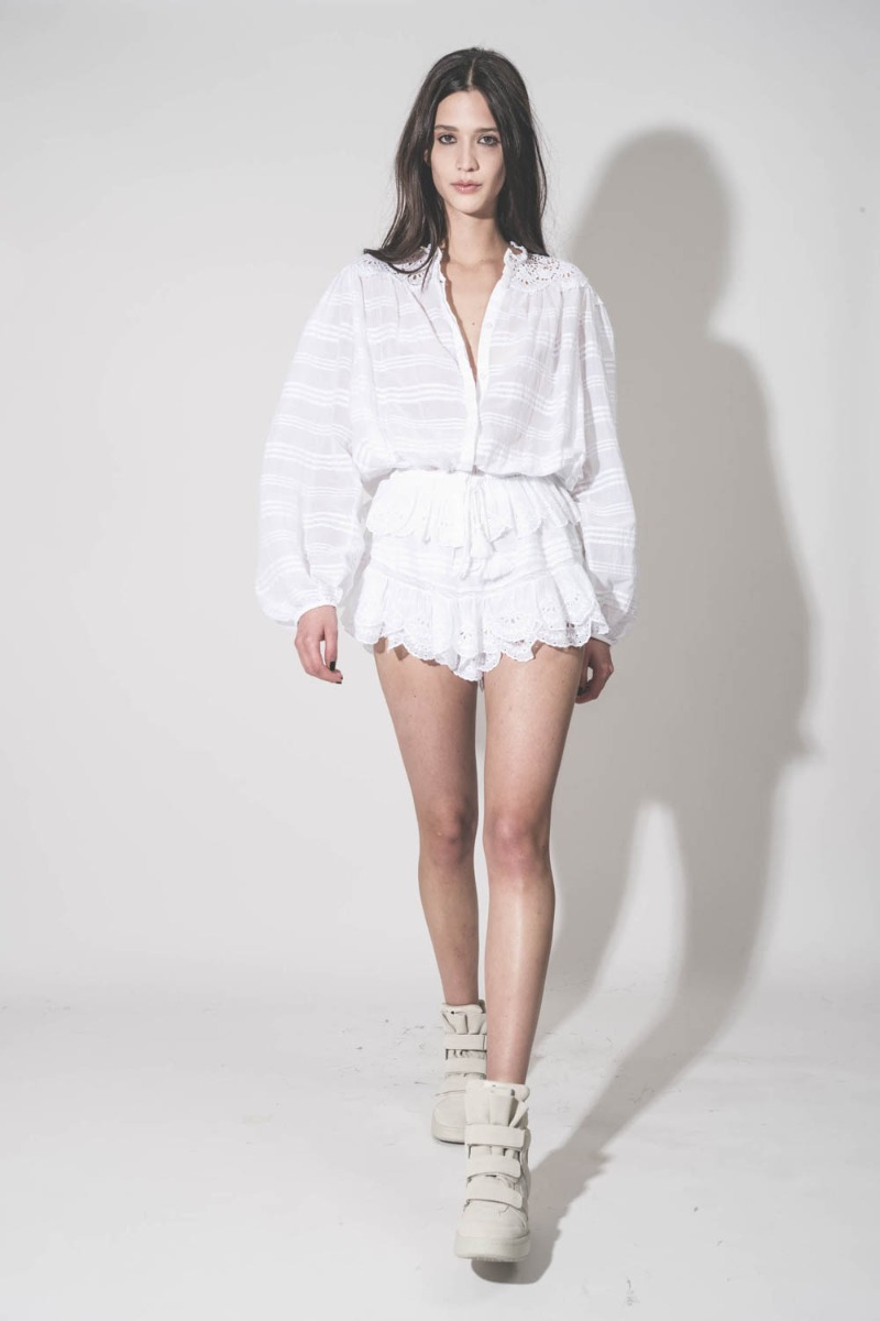 Chemise Polly Isabel Marant &Eacute;toile en voile de coton et dentelle blanche, port&eacute;e de face avec un short en dentelle coordonn&eacute; Marant &Eacute;toile.