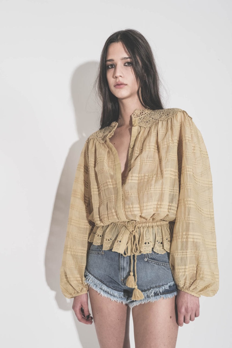 Chemise Polly Isabel Marant &Eacute;toile en voile de coton et en dentelle fleurie ocre, port&eacute;e de face.