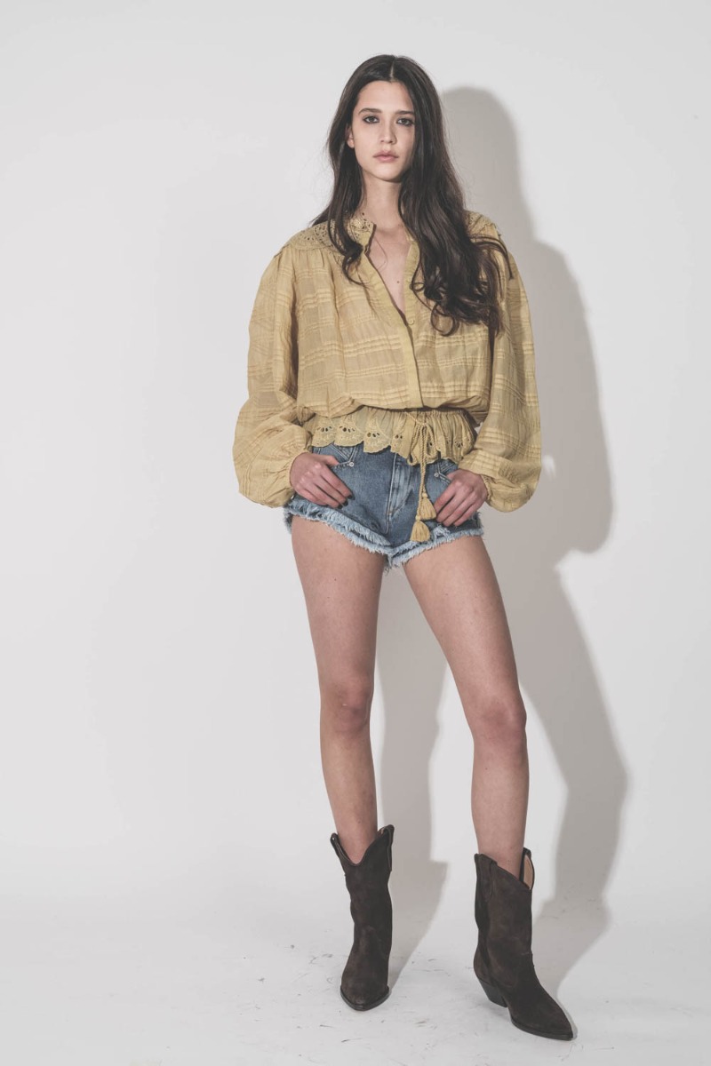 Chemise Polly Isabel Marant &Eacute;toile en voile de coton et en dentelle fleurie ocre, port&eacute;e avec un short en denim Marant &Eacute;toile.