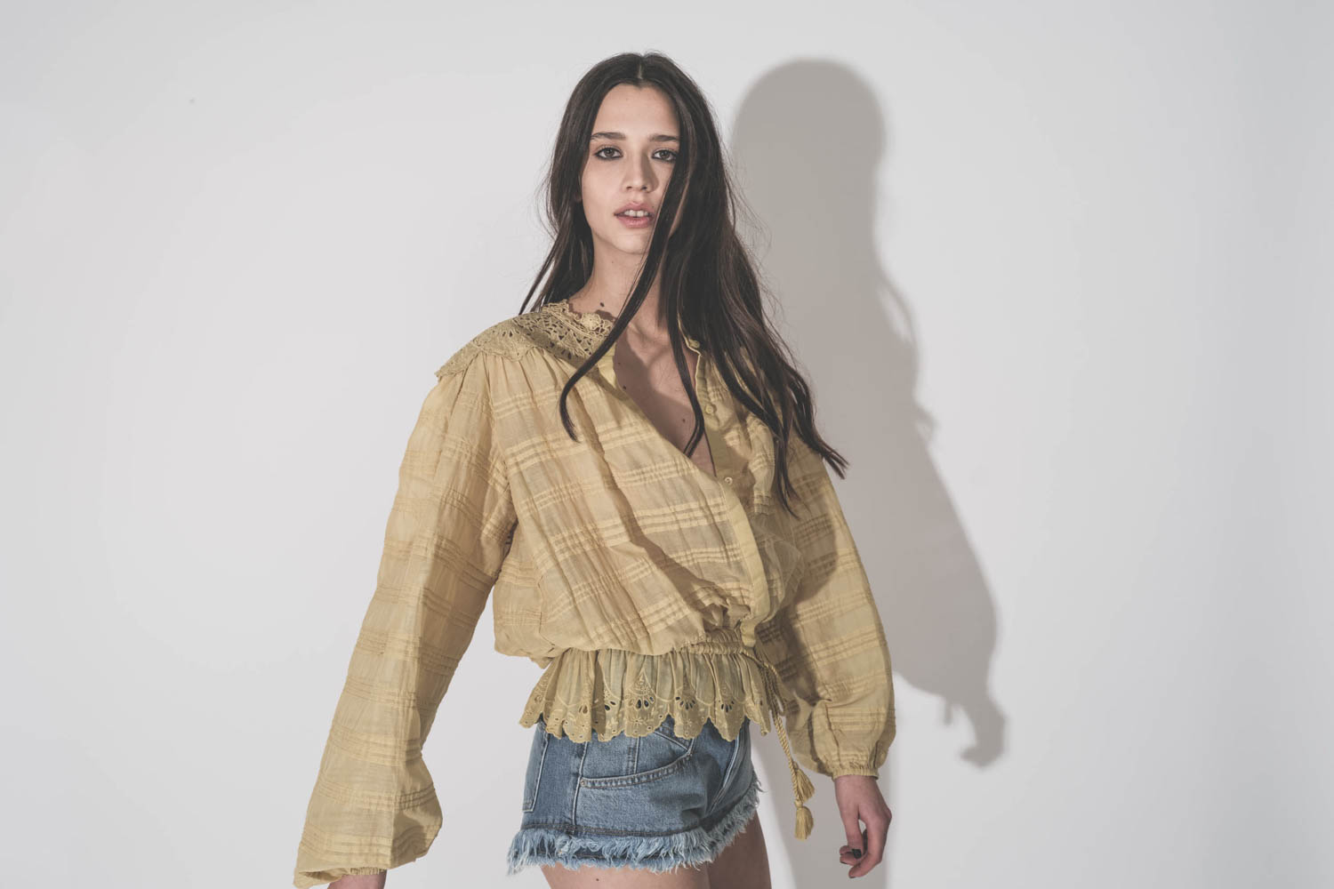 Chemise Polly Isabel Marant &Eacute;toile en voile de coton et en dentelle fleurie ocre. D&eacute;tail du jeu de pintucks et de dentelle ocre.