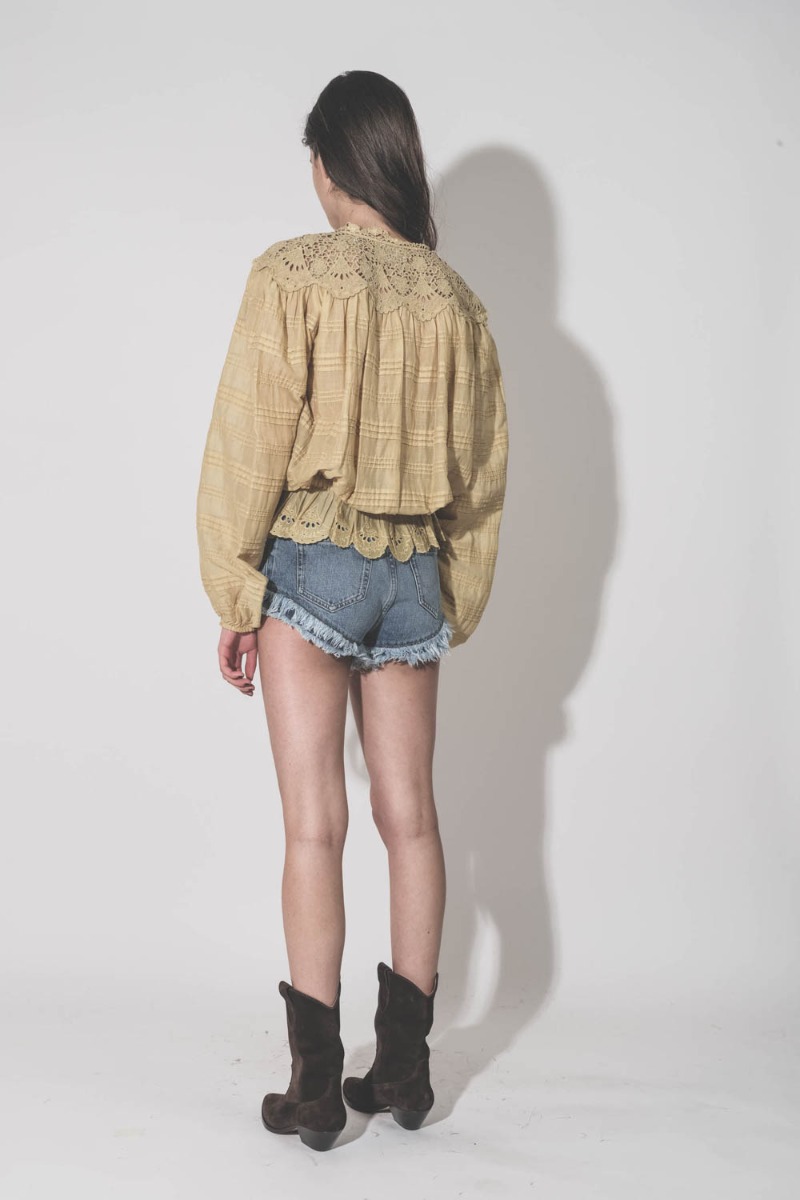 Chemise Polly Isabel Marant &Eacute;toile en voile de coton et en dentelle fleurie ocre, port&eacute;e de dos.