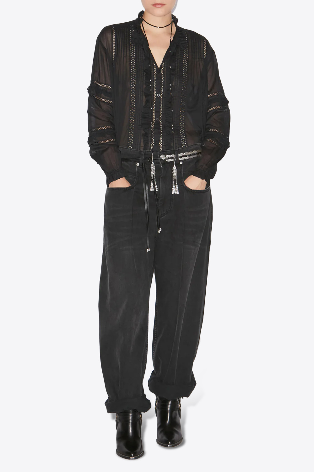 Produit Chemise manches longues en voile de coton et dentelle noire Valda Marant Etoile. Porté avec un jean large noir et une ceinture en cuir noir et métal argenté. 