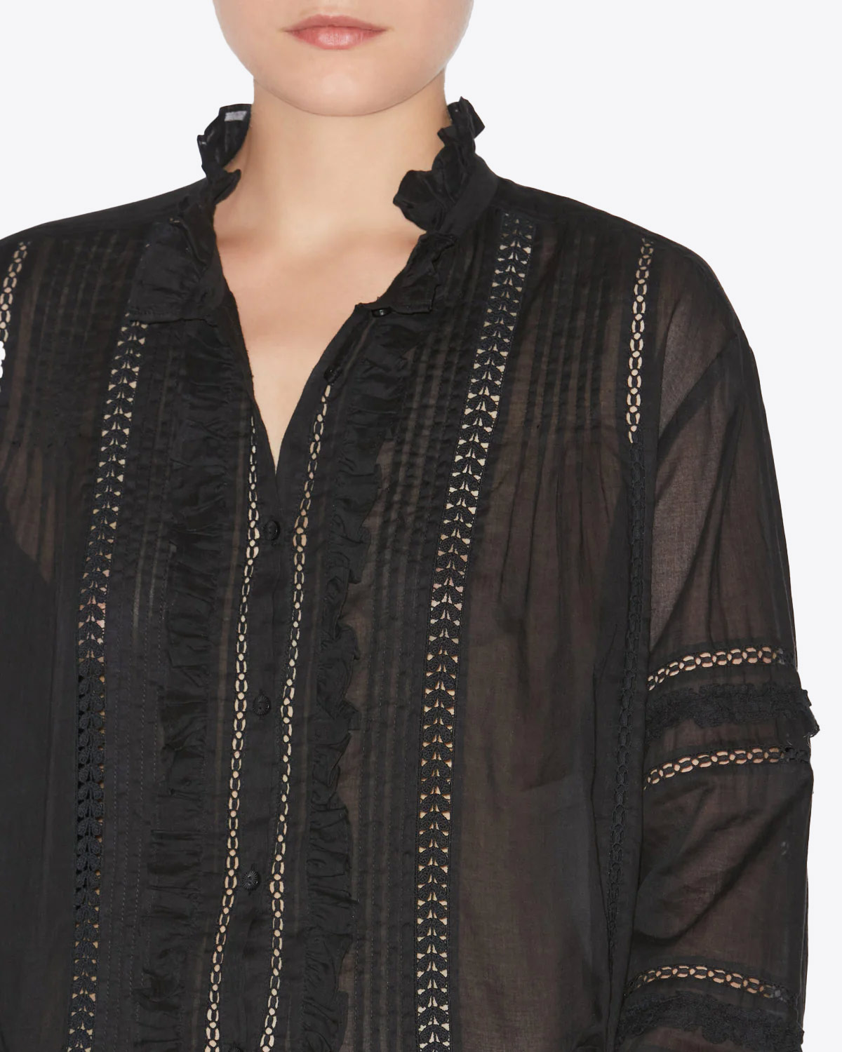 Chemise manches longues en voile de coton et dentelle noire Valda Marant Etoile. Détail de la dentelle ajourée et des volants sur le col. 