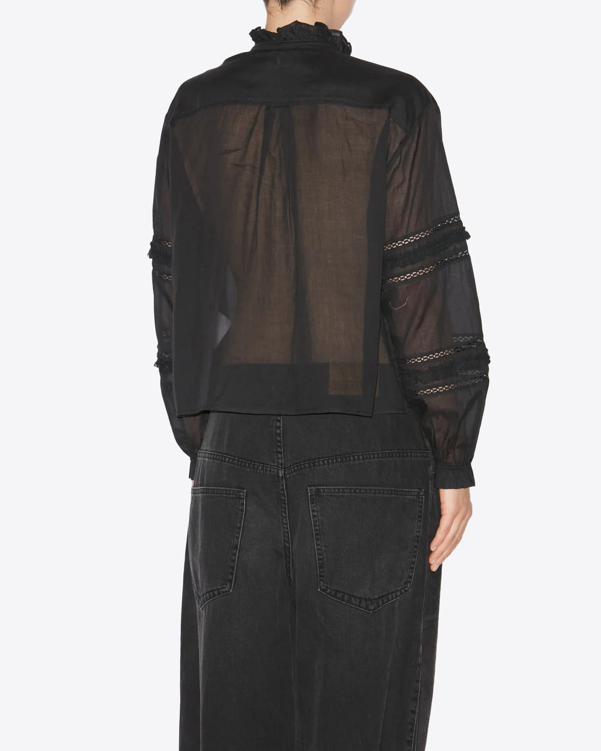 Chemise manches longues en voile de coton et dentelle noire Valda Marant Etoile. Porté de dos avec un jean large noir.