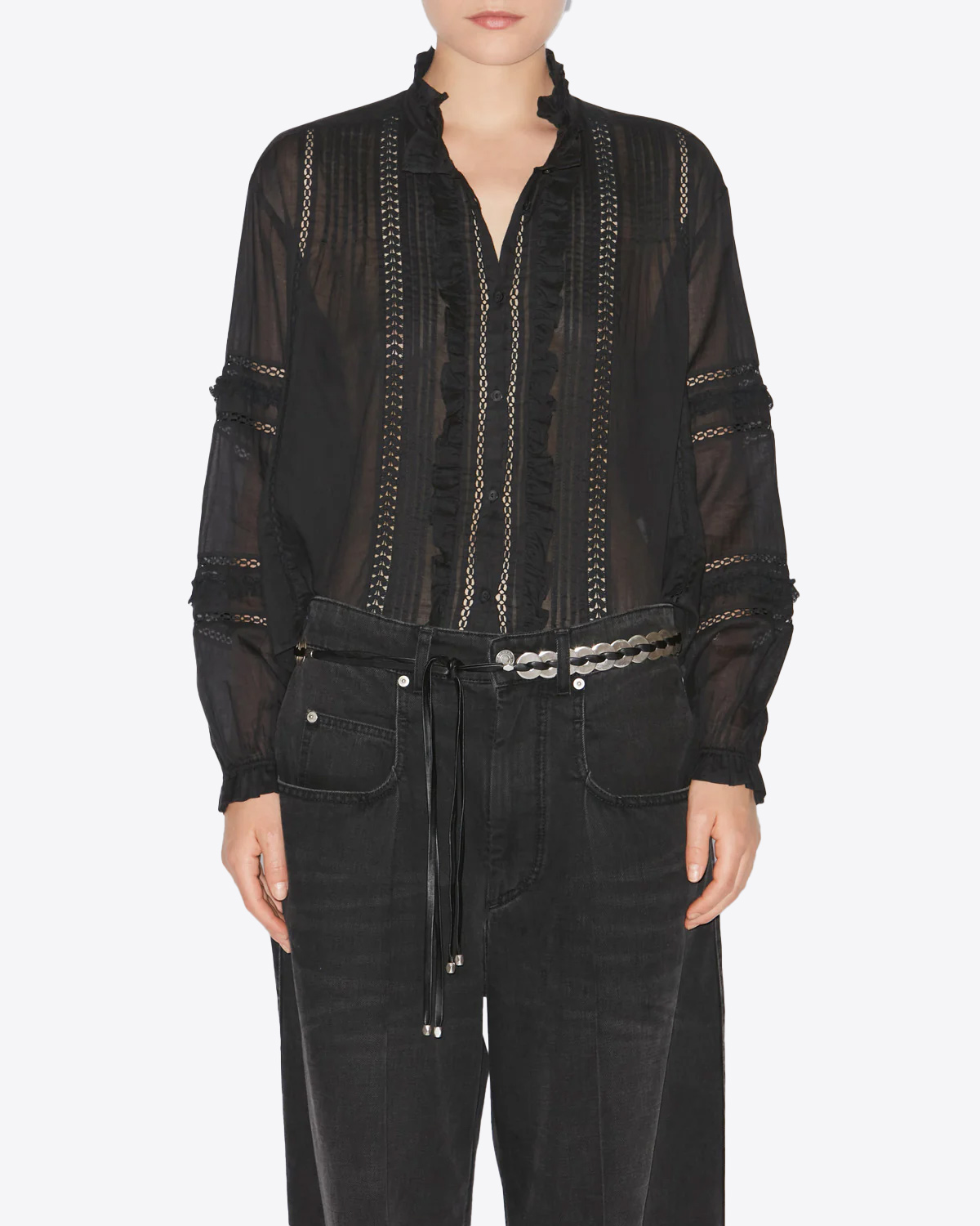 Chemise manches longues en voile de coton et dentelle noire Valda Marant Etoile. Porté de face avec un jean large noir et une ceinture en cuir noir et métal argenté. 