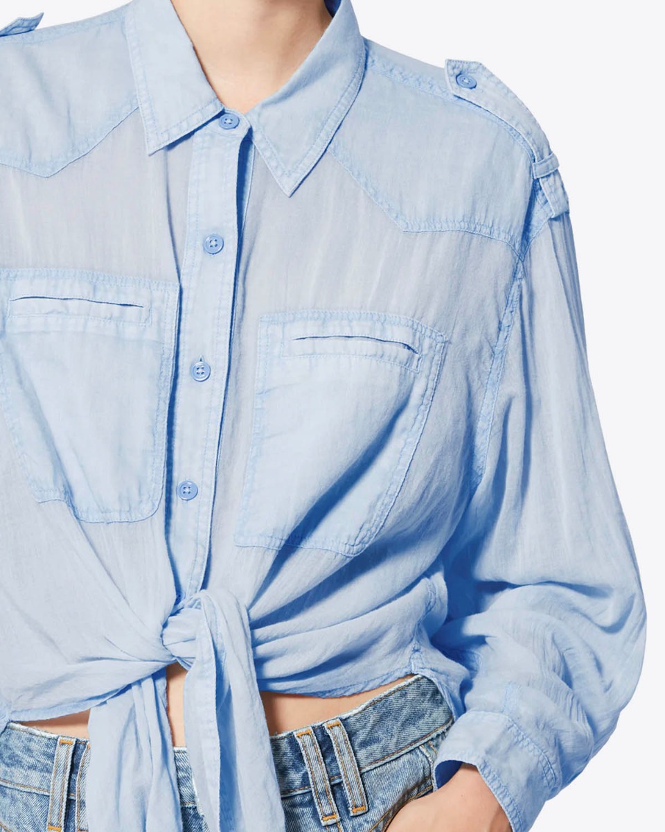 Chemise Valiane Isabel Marant Etoile en voile de coton bleu clair. D&eacute;tail des poches plaqu&eacute;es.