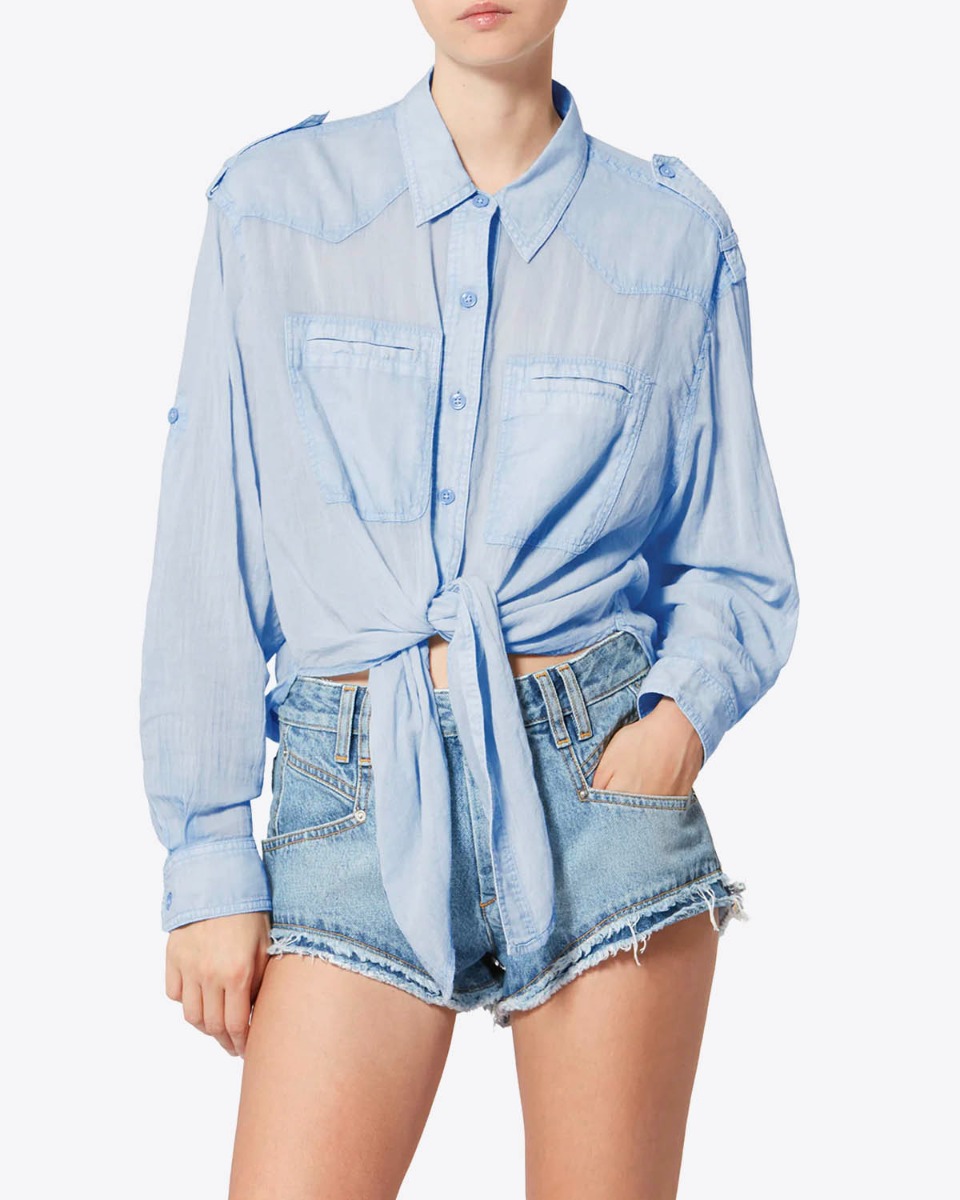 Chemise Valiane Isabel Marant Etoile en voile de coton bleu clair, port&eacute;e de face.