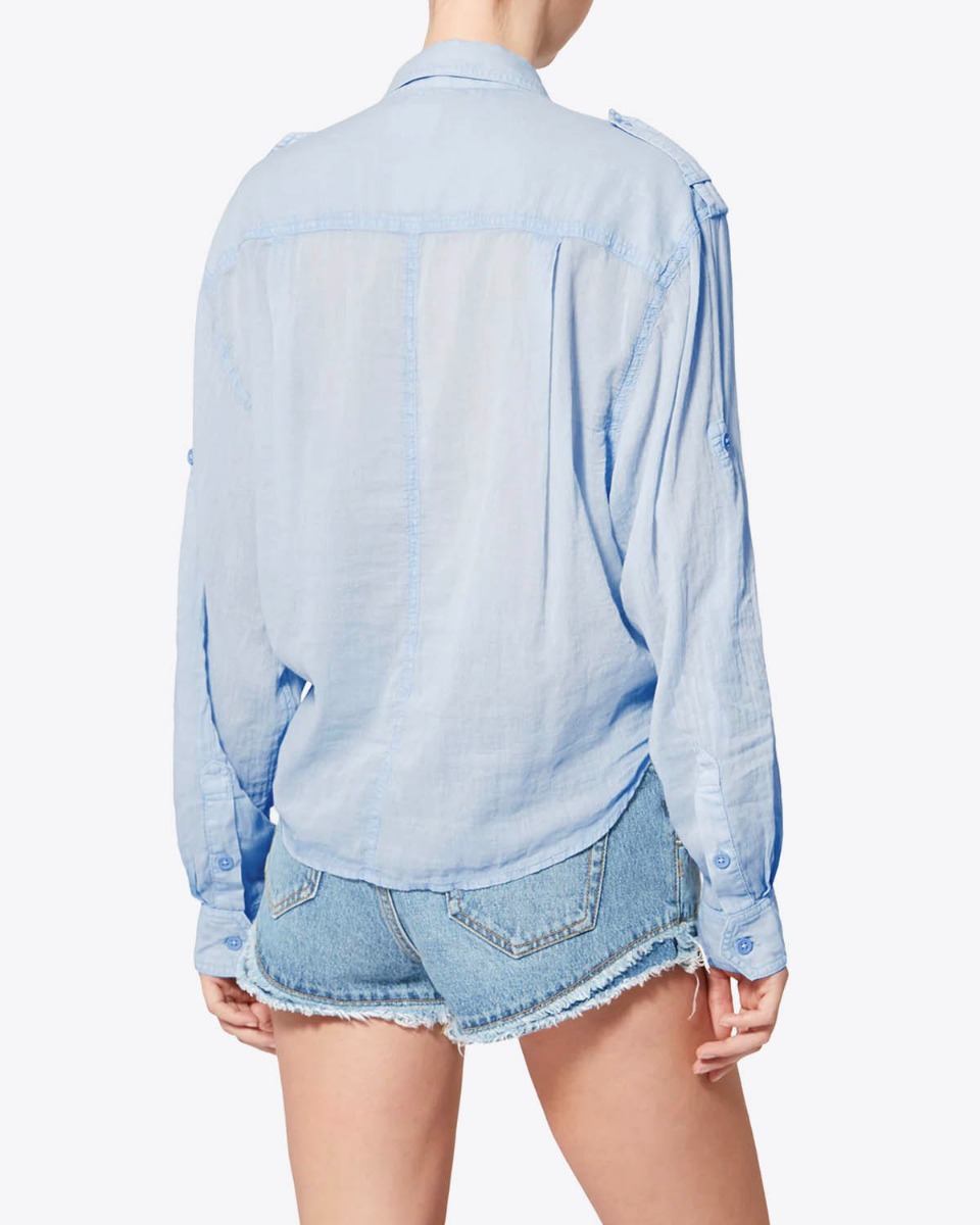 Chemise Valiane Isabel Marant Etoile en voile de coton bleu clair, port&eacute;e de dos.