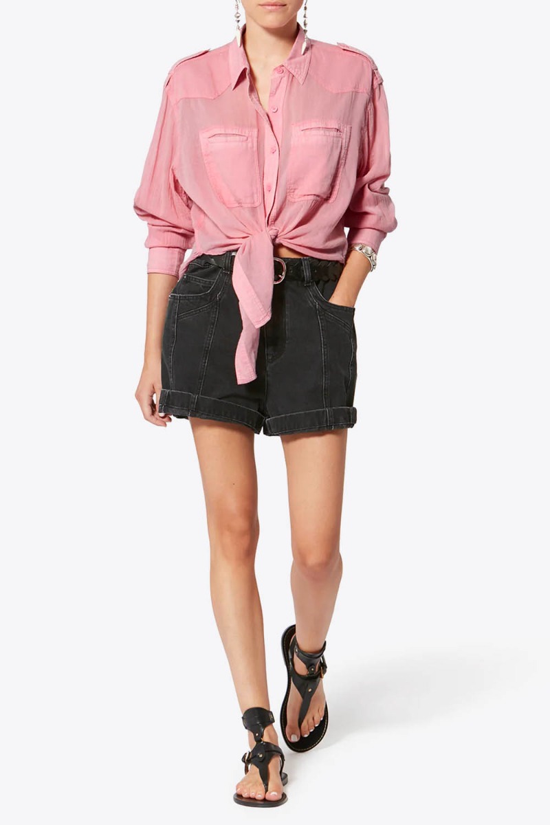 Chemise Valiane Isabel Marant Etoile en voile de coton rose Bubblegum, port&eacute; avec un short en denim noir.