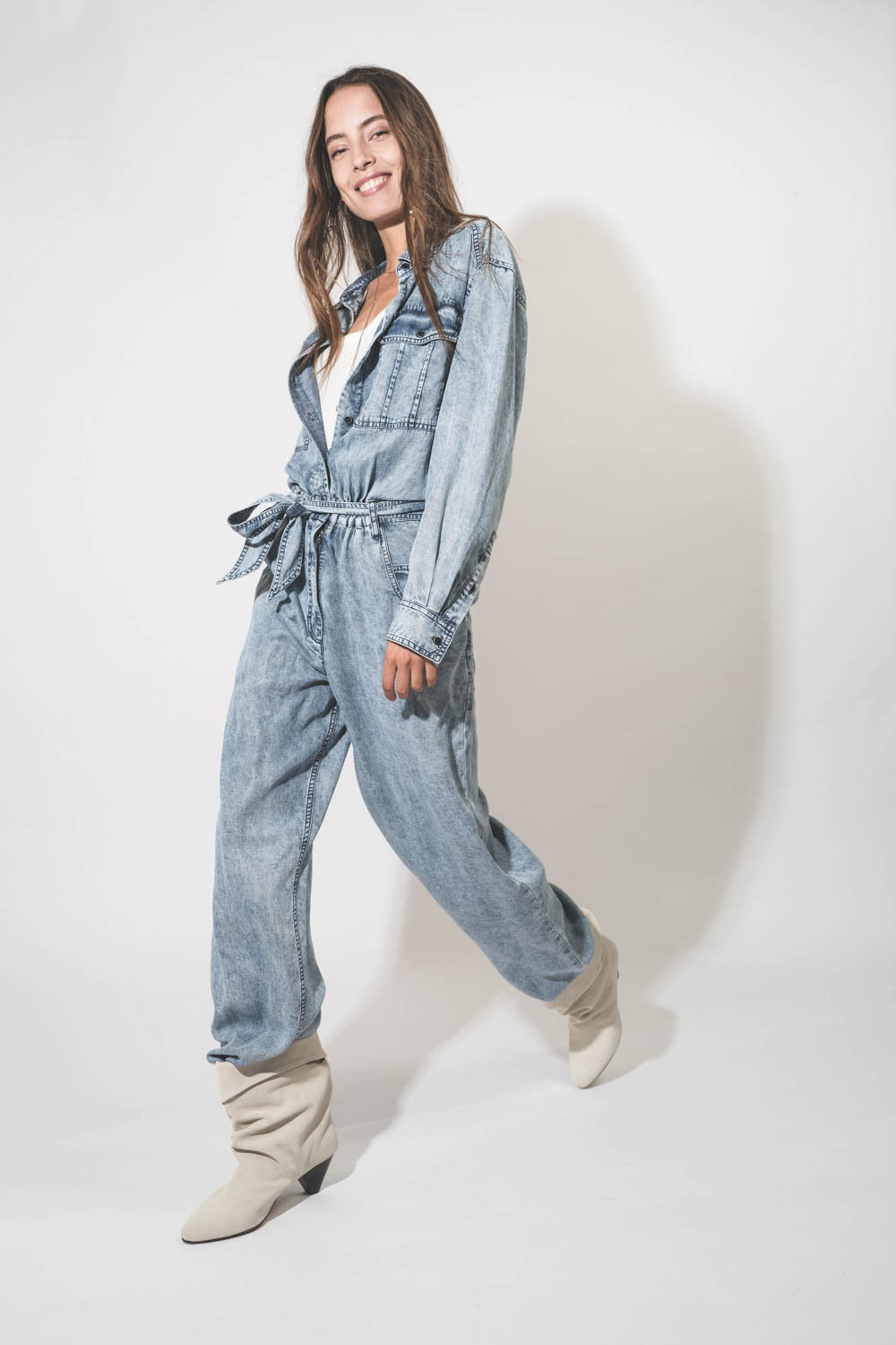 Combinaison manches longues en Lyocell bleu délavé Paige Isabel Marant Etoile. Porté de profil.