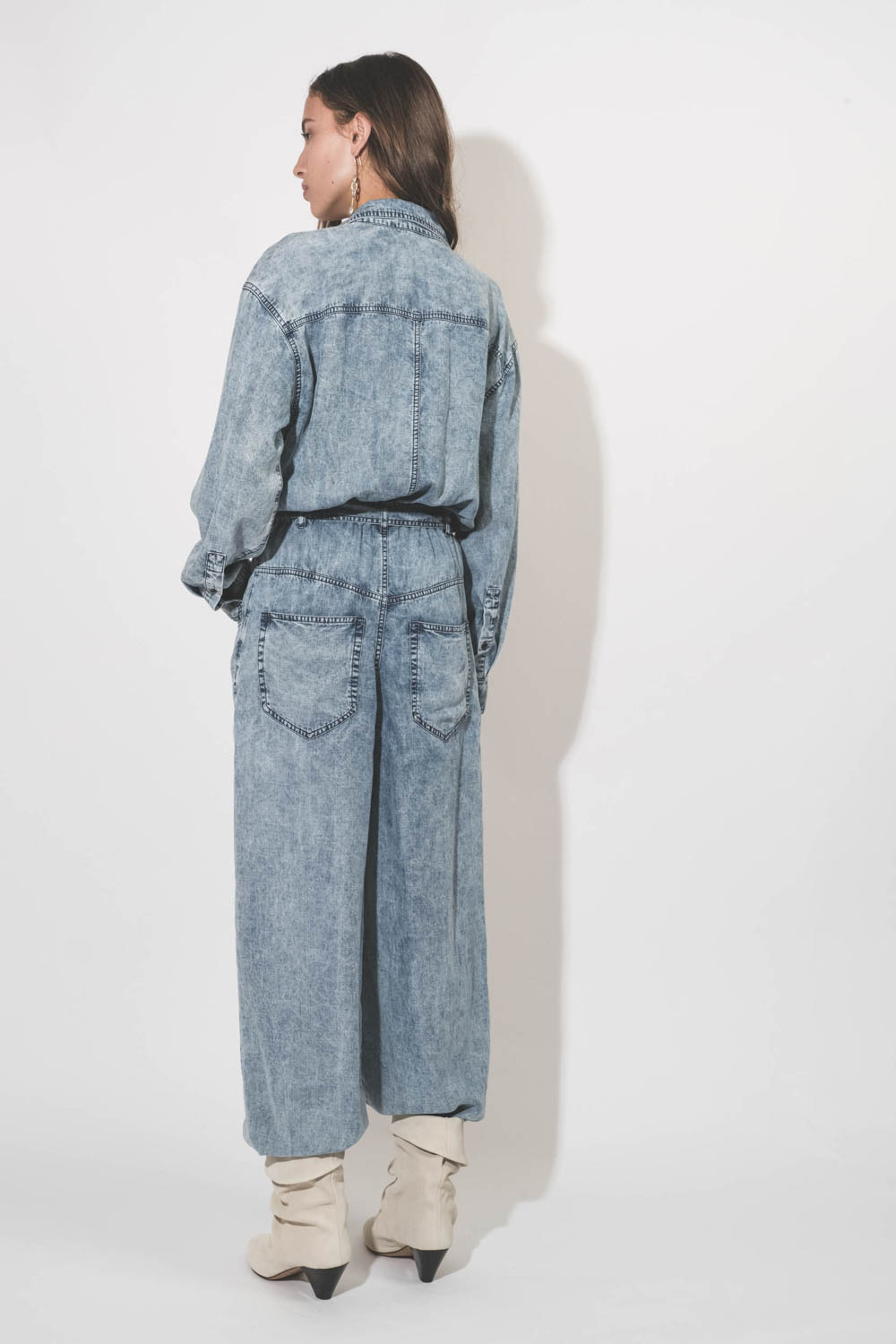 Combinaison manches longues en Lyocell bleu délavé Paige Isabel Marant Etoile. Porté de dos.