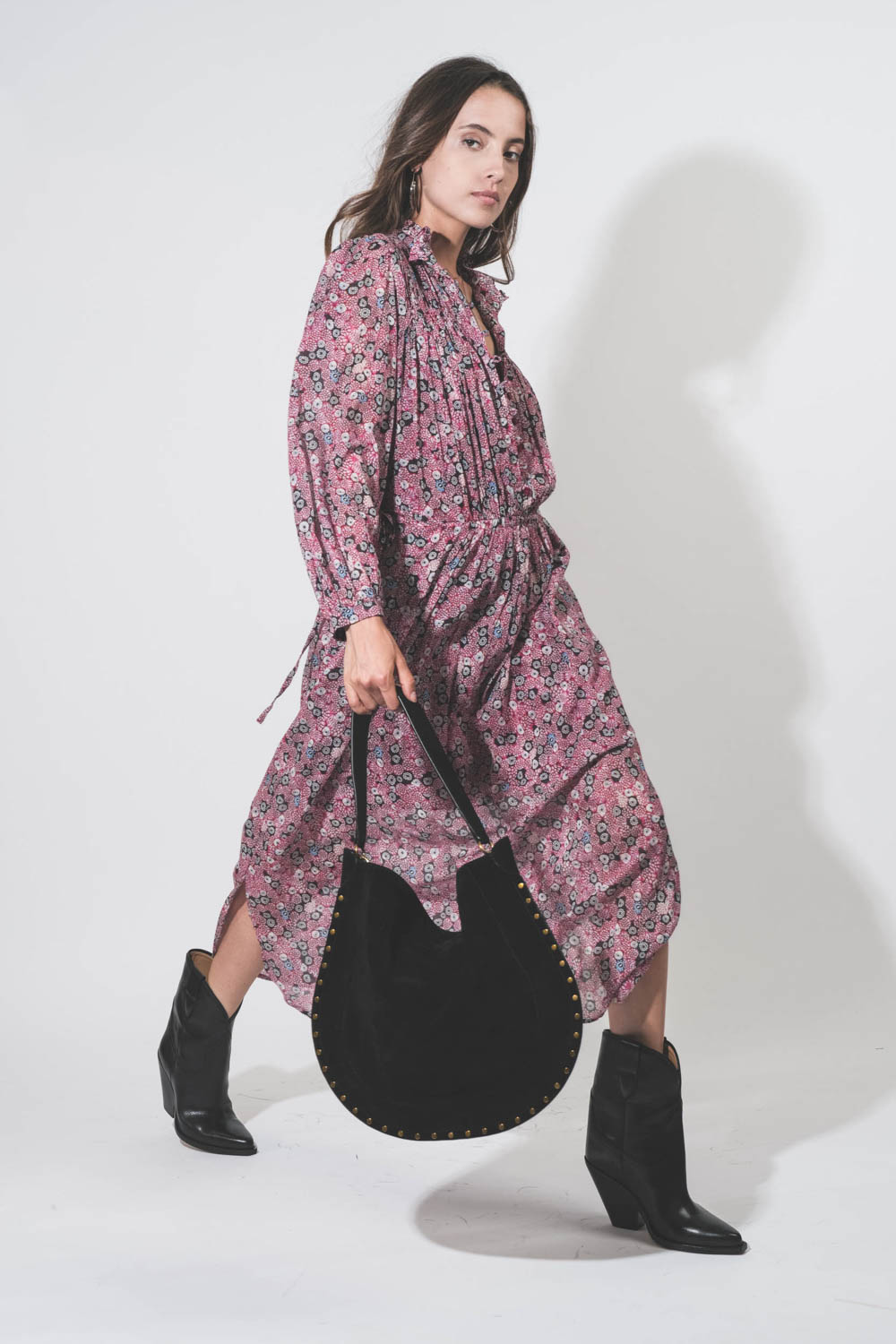Robe longue manches longues en voile de coton imprimée fleurs framboise Dalida Isabel Marant. Porté avec un sac en cuir suédé noir.