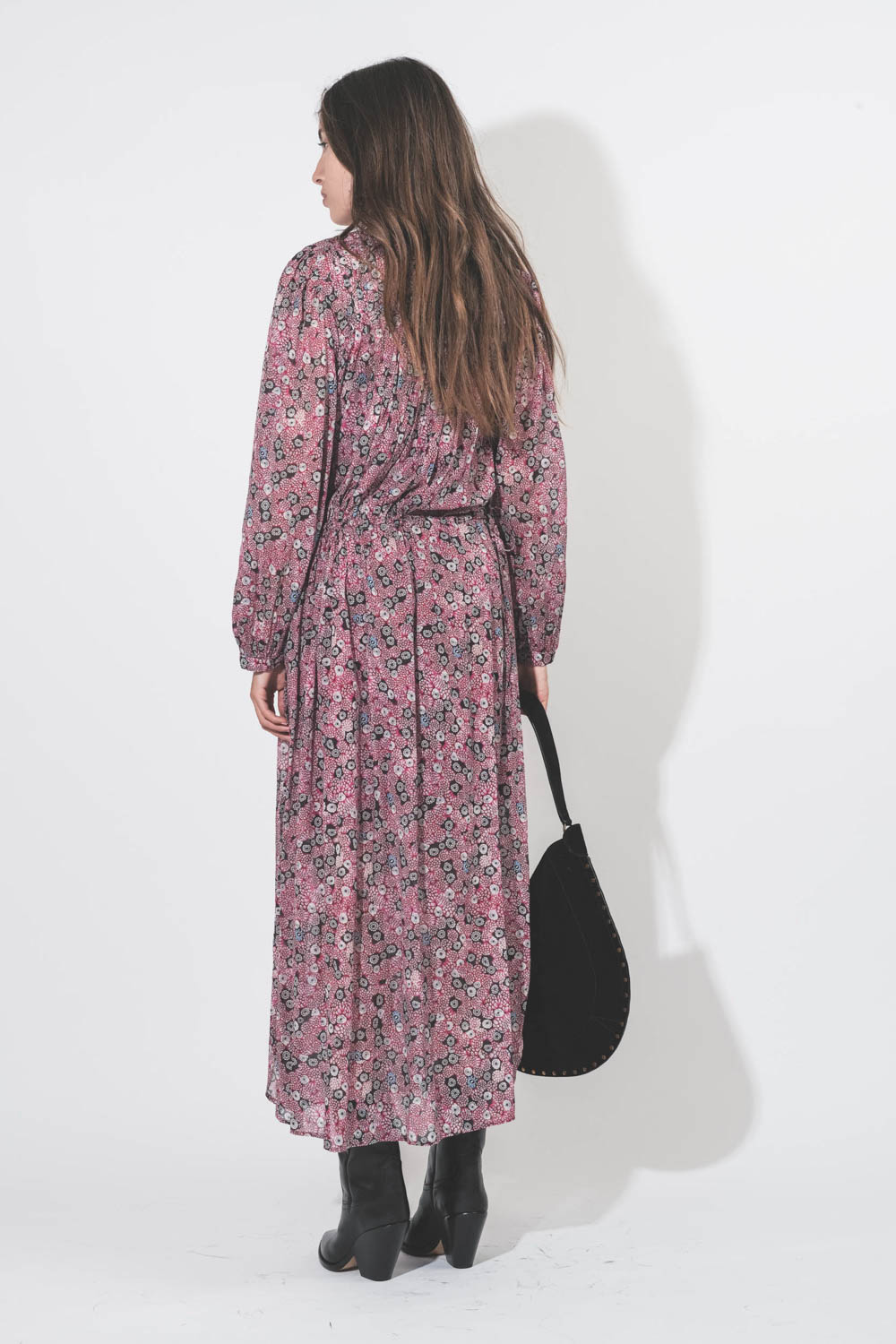 Robe longue manches longues en voile de coton imprimée fleurs framboise Dalida Isabel Marant. Porté de dos.