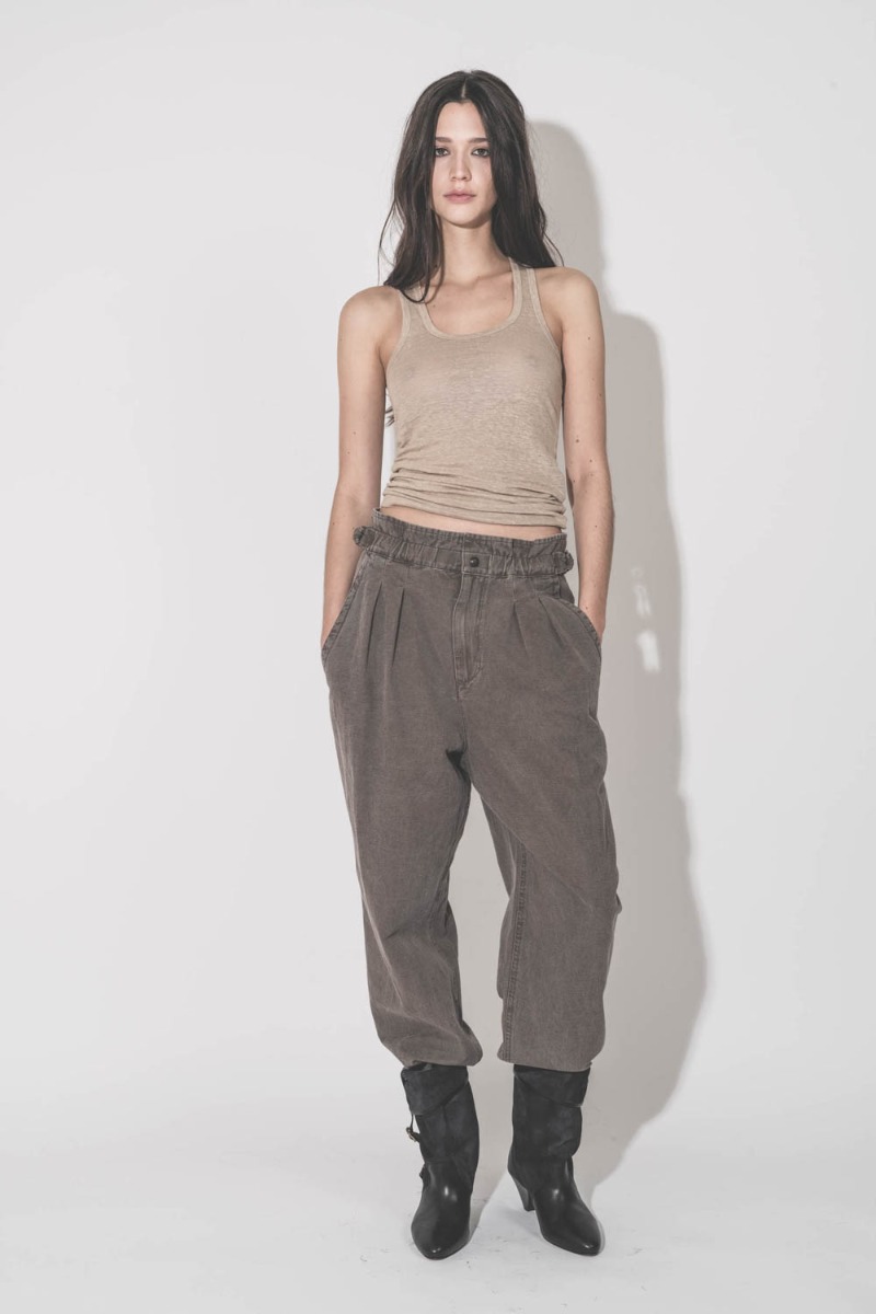 D&eacute;bardeur Thea Isabel Marant &Eacute;toile en lin beige, port&eacute; de face avec un pantalon large Isabel Marant Etoile.