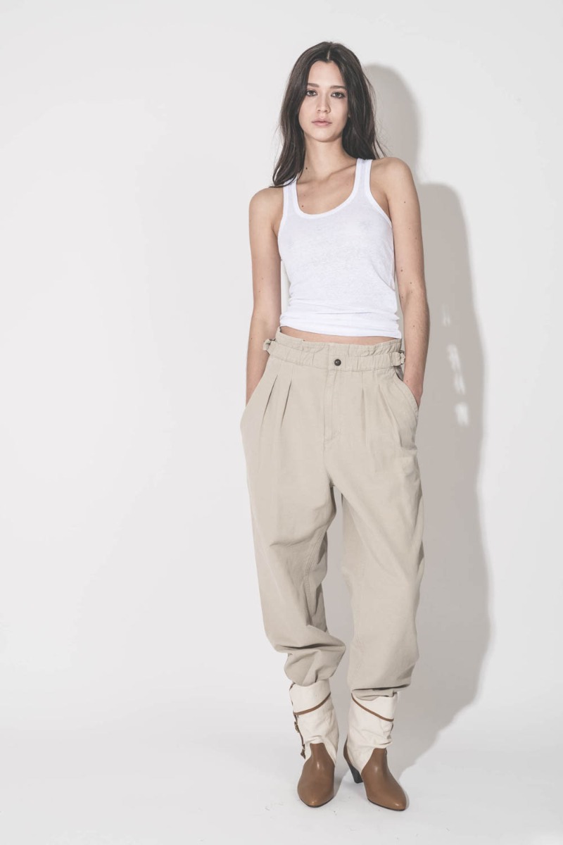 D&eacute;bardeur Th&eacute;a Isabel Marant &Eacute;toile en lin blanc, port&eacute; de face avec un pantalon large Isabel Marant &Eacute;toile.