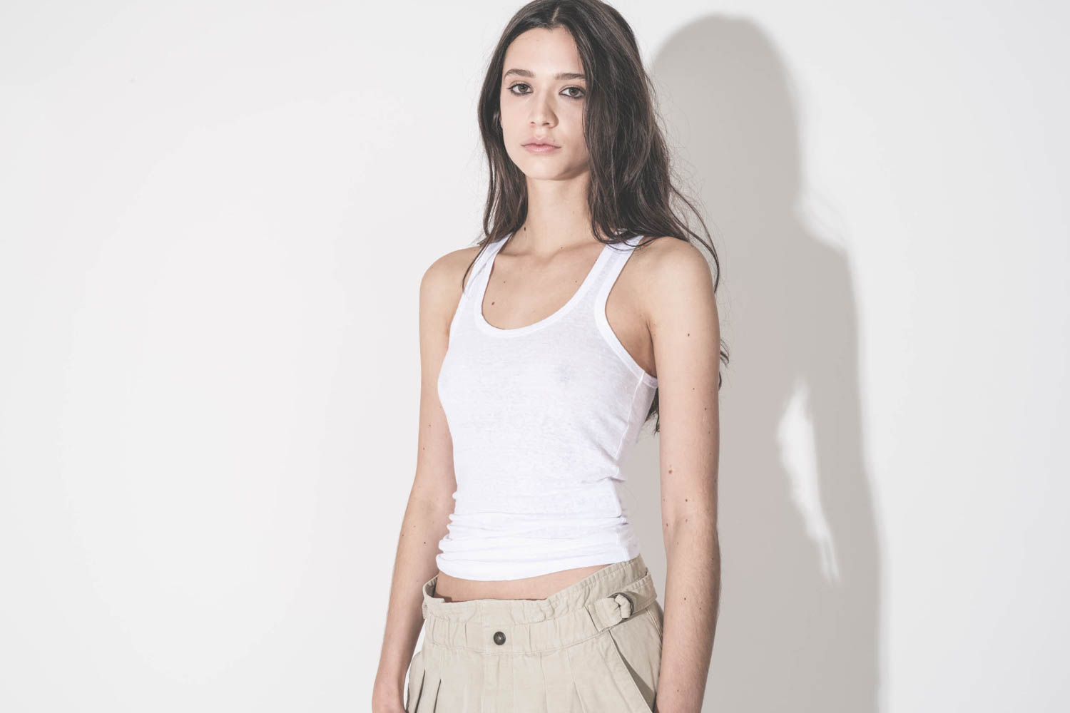 D&eacute;bardeur Th&eacute;a Isabel Marant &Eacute;toile en lin blanc, port&eacute; remont&eacute; &agrave; la taille.