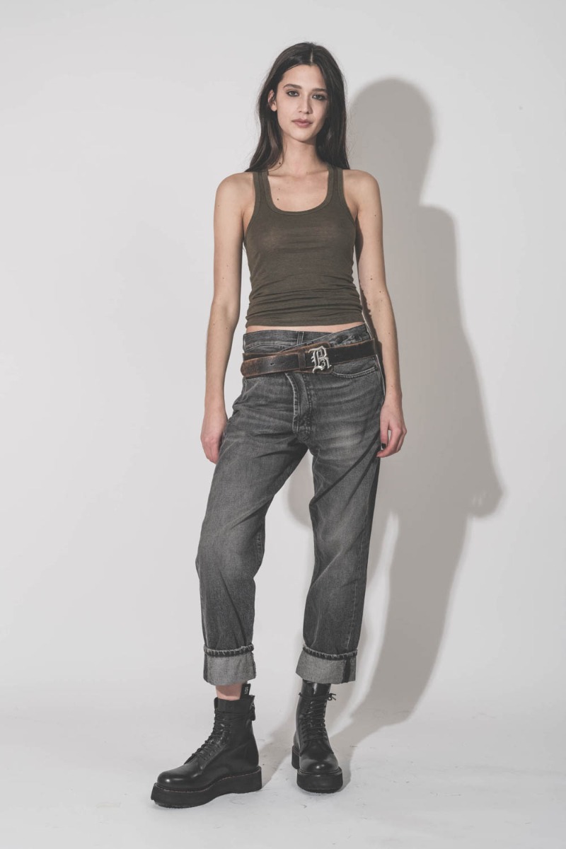 D&eacute;bardeur Thea Isabel Marant &Eacute;toile en lin kaki, port&eacute; de face avec un jean crossover R13.