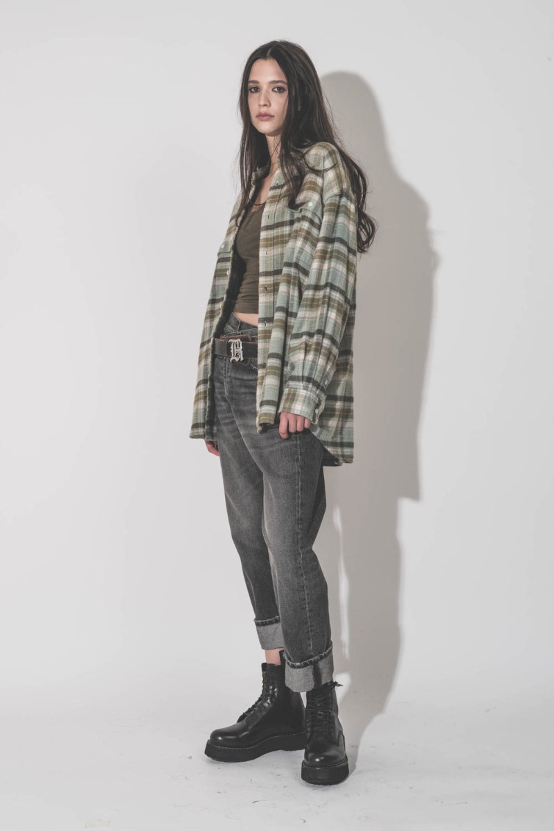 D&eacute;bardeur Thea Isabel Marant &Eacute;toile en lin kaki, port&eacute; sous une chemise &agrave; carreaux R13.