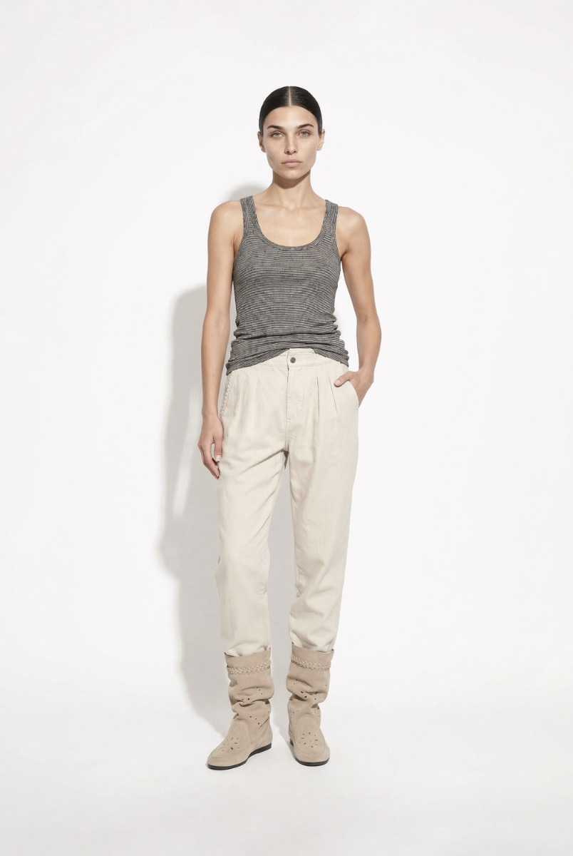 D&eacute;bardeur Th&eacute;a Isabel Marant Etoile &agrave; rayures noires et blanches en coton et lin, port&eacute; de face avec un pantalon Neriah beige Isabel Marant Etoile et des bottes Slouchy Isabel Marant.