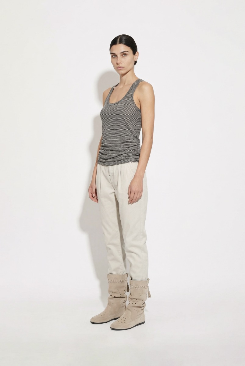 D&eacute;bardeur Th&eacute;a Isabel Marant Etoile &agrave; rayures noires et blanches en coton et lin, port&eacute; de profil.