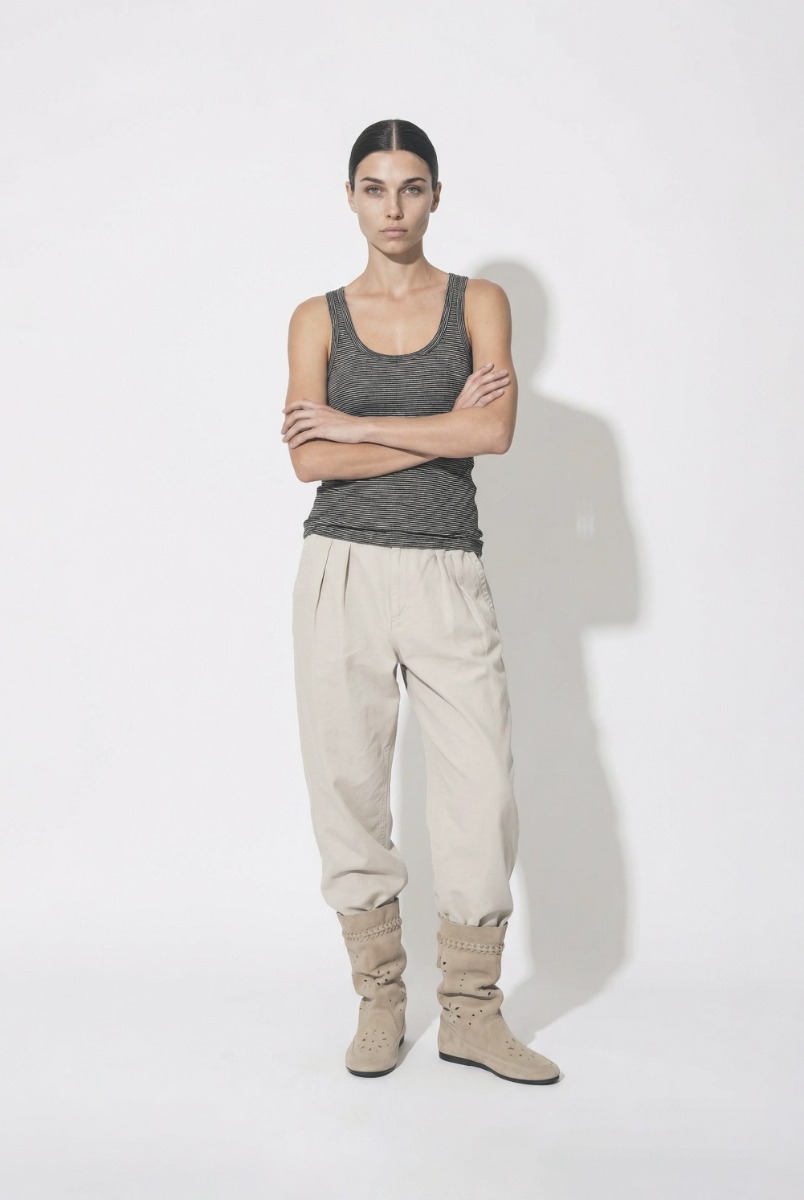 D&eacute;bardeur Th&eacute;a Isabel Marant Etoile &agrave; rayures noires et blanches en coton et lin, port&eacute; de face.