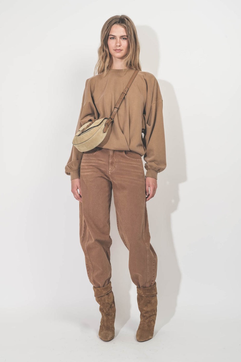 Jean Oriane Isabel Marant Etoile en toile denim ocre. Porté de face.